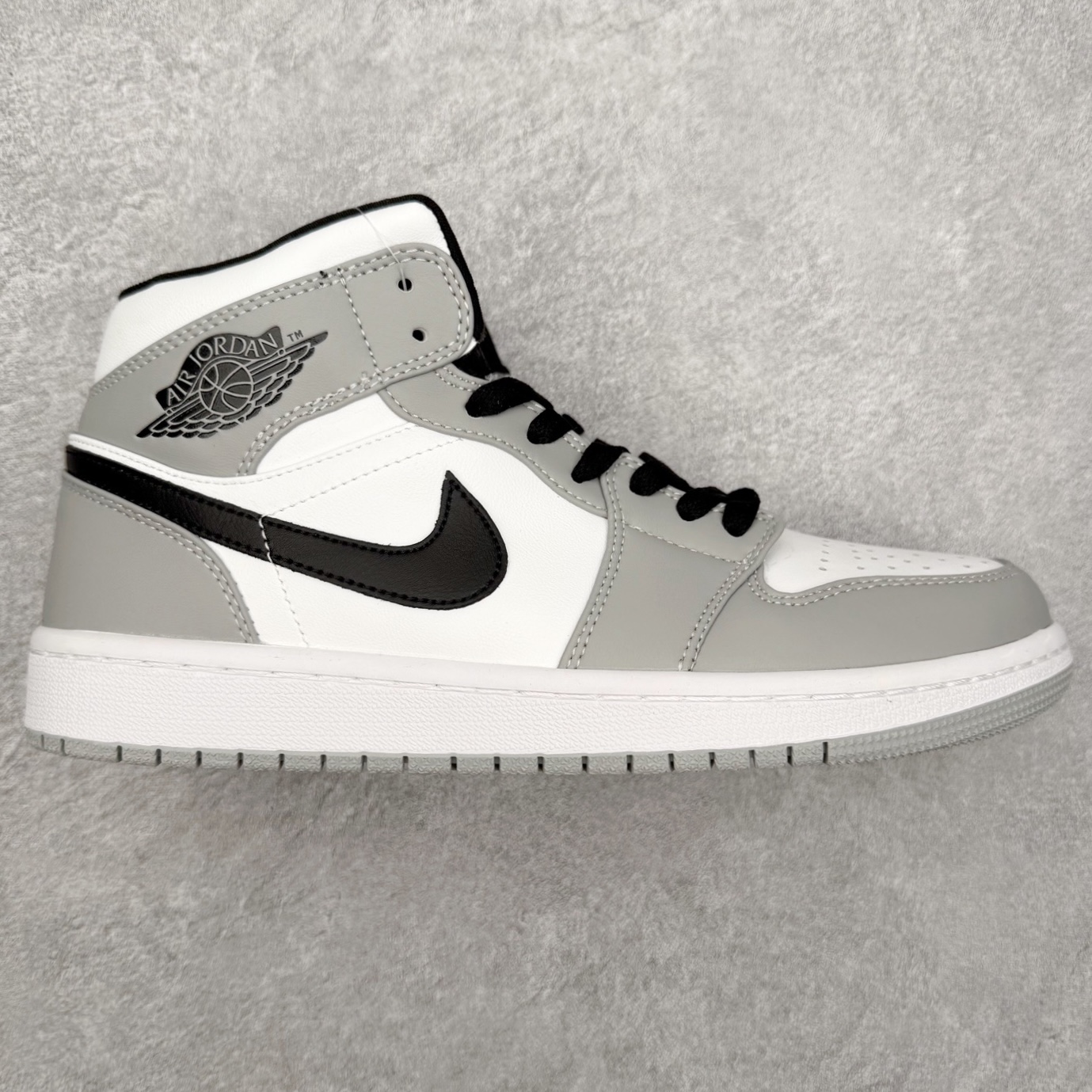 图片[9]-＃福利特价 Air Jordan AJ1 Mid 中帮系列 百分百全新货品 零氧化发霉 给足利润空间操作 超乎所想的高性价比 原装楦头纸板开发 完美鞋型 超高清洁度 鞋型不臃肿别扭 原厂内置全掌气垫 A模大底 鞋舌AJ原厂专用牛津布 AJ专用反口珍珠布 原厂无杂质高弹内里海棉 特殊封边弹力鞋带 原鞋开模 拒绝公底 购置公司同步原材料 都有细节原汁原味 忠于原版 尺码：36 36.5 37.5 38 38.5 39 40 40.5 41 42 42.5 43 44 44.5 45 46-选品中心