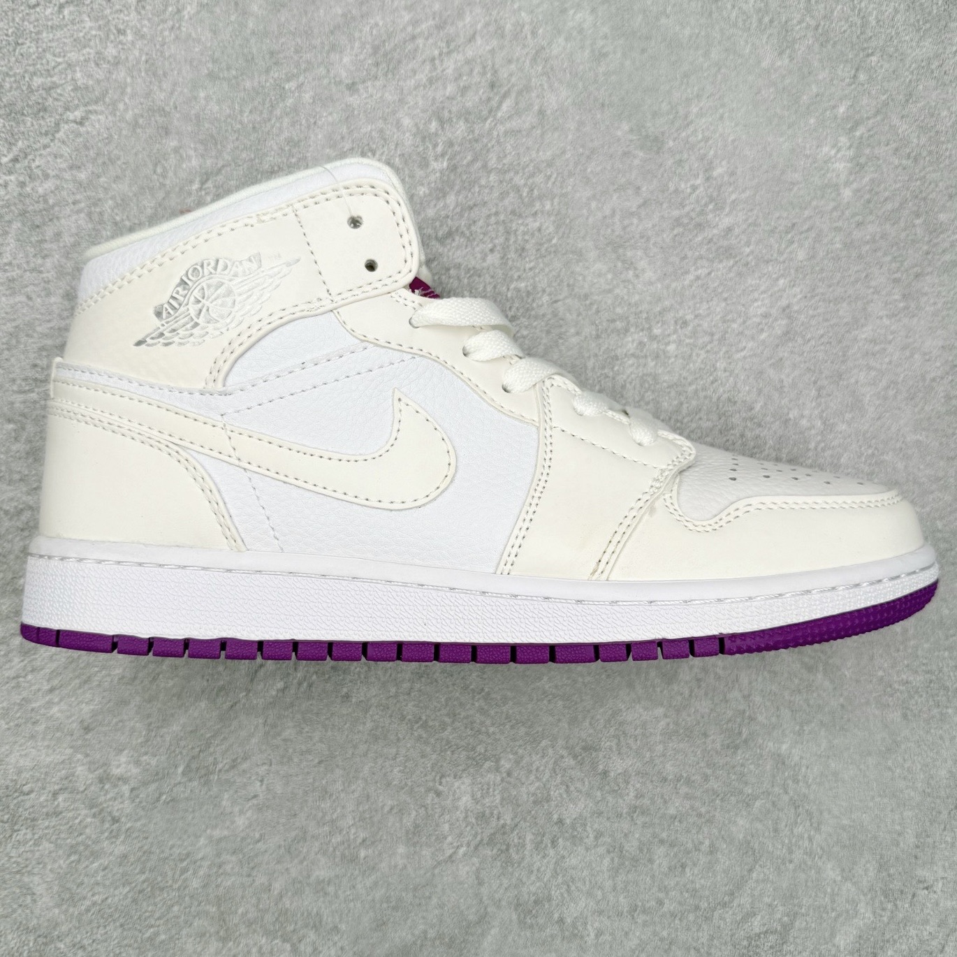 图片[4]-＃福利特价 Air Jordan AJ1 Mid 中帮系列 百分百全新货品 零氧化发霉 给足利润空间操作 超乎所想的高性价比 原装楦头纸板开发 完美鞋型 超高清洁度 鞋型不臃肿别扭 原厂内置全掌气垫 A模大底 鞋舌AJ原厂专用牛津布 AJ专用反口珍珠布 原厂无杂质高弹内里海棉 特殊封边弹力鞋带 原鞋开模 拒绝公底 购置公司同步原材料 都有细节原汁原味 忠于原版 尺码：36 36.5 37.5 38 38.5 39 40 40.5 41 42 42.5 43 44 44.5 45 46-选品中心