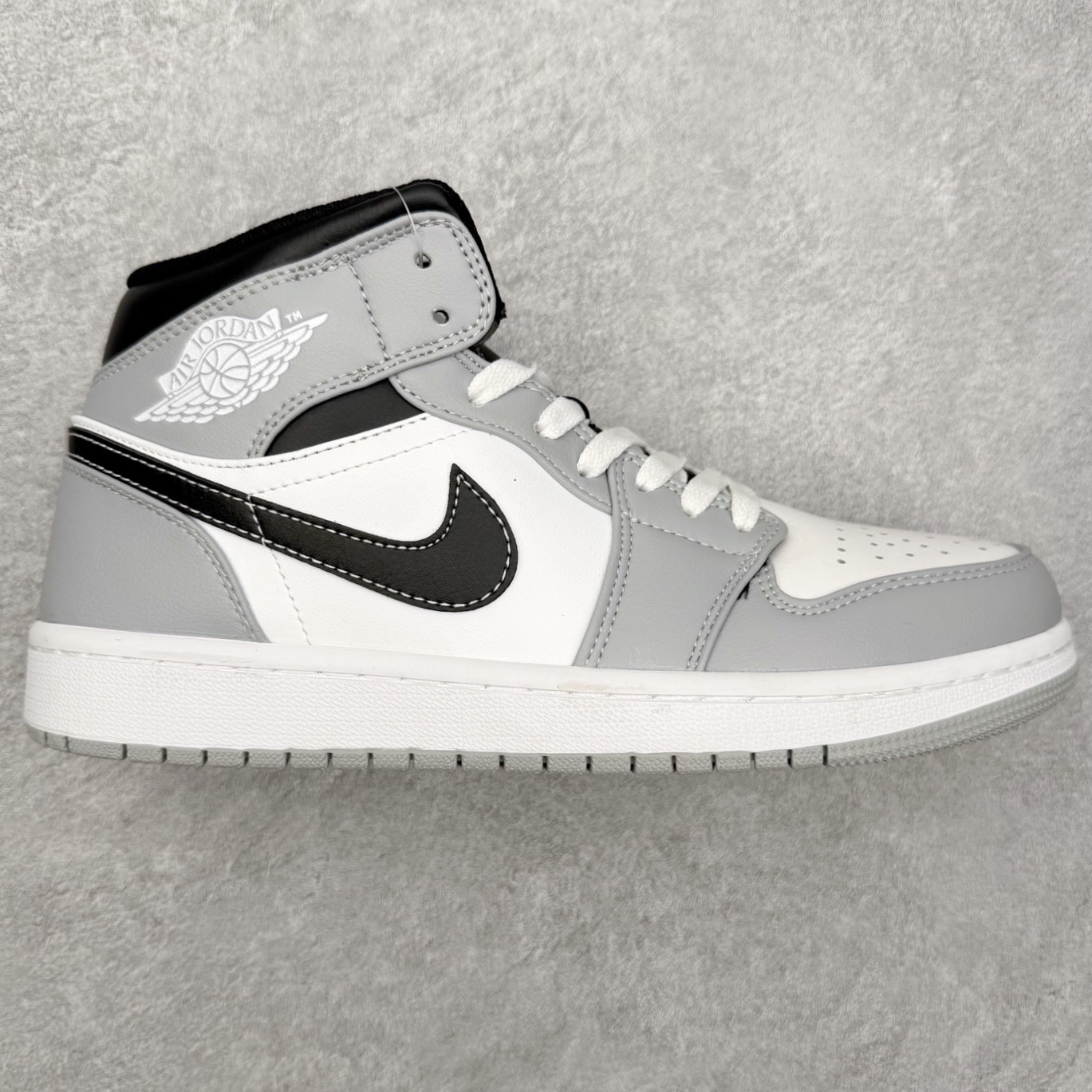 图片[3]-＃福利特价 Air Jordan AJ1 Mid 中帮系列 百分百全新货品 零氧化发霉 给足利润空间操作 超乎所想的高性价比 原装楦头纸板开发 完美鞋型 超高清洁度 鞋型不臃肿别扭 原厂内置全掌气垫 A模大底 鞋舌AJ原厂专用牛津布 AJ专用反口珍珠布 原厂无杂质高弹内里海棉 特殊封边弹力鞋带 原鞋开模 拒绝公底 购置公司同步原材料 都有细节原汁原味 忠于原版 尺码：36 36.5 37.5 38 38.5 39 40 40.5 41 42 42.5 43 44 44.5 45 46-选品中心