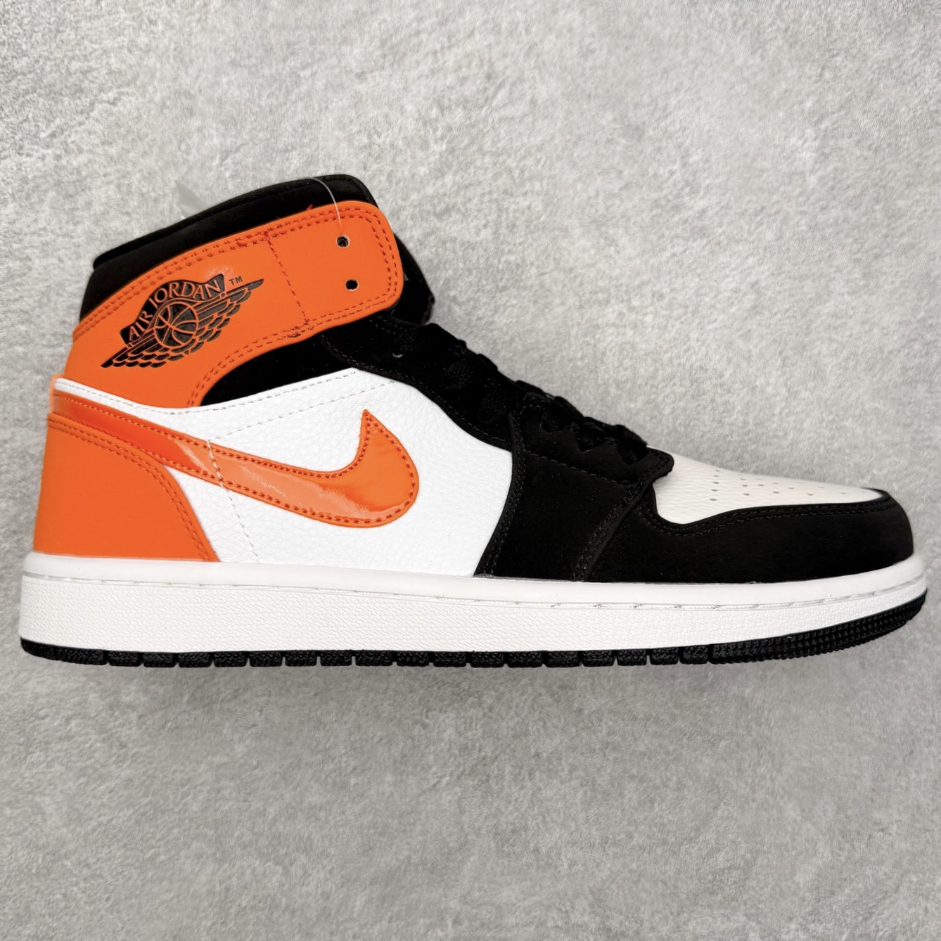 图片[8]-＃福利特价 Air Jordan AJ1 Mid 中帮系列 百分百全新货品 零氧化发霉 给足利润空间操作 超乎所想的高性价比 原装楦头纸板开发 完美鞋型 超高清洁度 鞋型不臃肿别扭 原厂内置全掌气垫 A模大底 鞋舌AJ原厂专用牛津布 AJ专用反口珍珠布 原厂无杂质高弹内里海棉 特殊封边弹力鞋带 原鞋开模 拒绝公底 购置公司同步原材料 都有细节原汁原味 忠于原版 尺码：36 36.5 37.5 38 38.5 39 40 40.5 41 42 42.5 43 44 44.5 45 46-选品中心