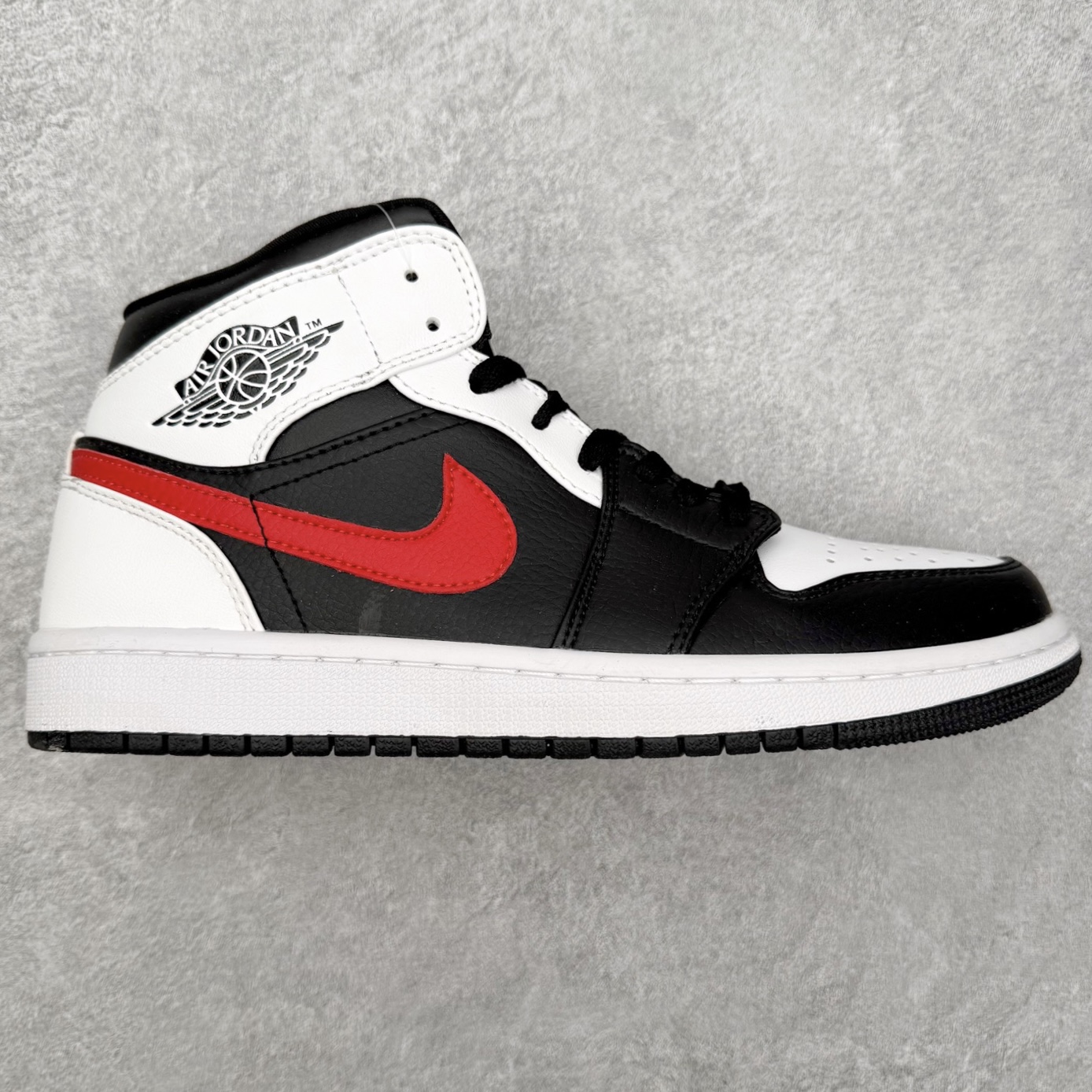 ＃福利特价 Air Jordan AJ1 Mid 中帮系列 百分百全新货品 零氧化发霉 给足利润空间操作 超乎所想的高性价比 原装楦头纸板开发 完美鞋型 超高清洁度 鞋型不臃肿别扭 原厂内置全掌气垫 A模大底 鞋舌AJ原厂专用牛津布 AJ专用反口珍珠布 原厂无杂质高弹内里海棉 特殊封边弹力鞋带 原鞋开模 拒绝公底 购置公司同步原材料 都有细节原汁原味 忠于原版 尺码：36 36.5 37.5 38 38.5 39 40 40.5 41 42 42.5 43 44 44.5 45 46-选品中心