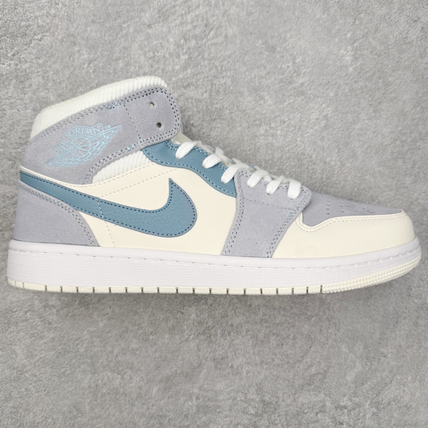 图片[4]-＃福利特价 Air Jordan AJ1 Mid 中帮系列 百分百全新货品 零氧化发霉 给足利润空间操作 超乎所想的高性价比 原装楦头纸板开发 完美鞋型 超高清洁度 鞋型不臃肿别扭 原厂内置全掌气垫 A模大底 鞋舌AJ原厂专用牛津布 AJ专用反口珍珠布 原厂无杂质高弹内里海棉 特殊封边弹力鞋带 原鞋开模 拒绝公底 购置公司同步原材料 都有细节原汁原味 忠于原版 尺码：36 36.5 37.5 38 38.5 39 40 40.5 41 42 42.5 43 44 44.5 45 46-选品中心