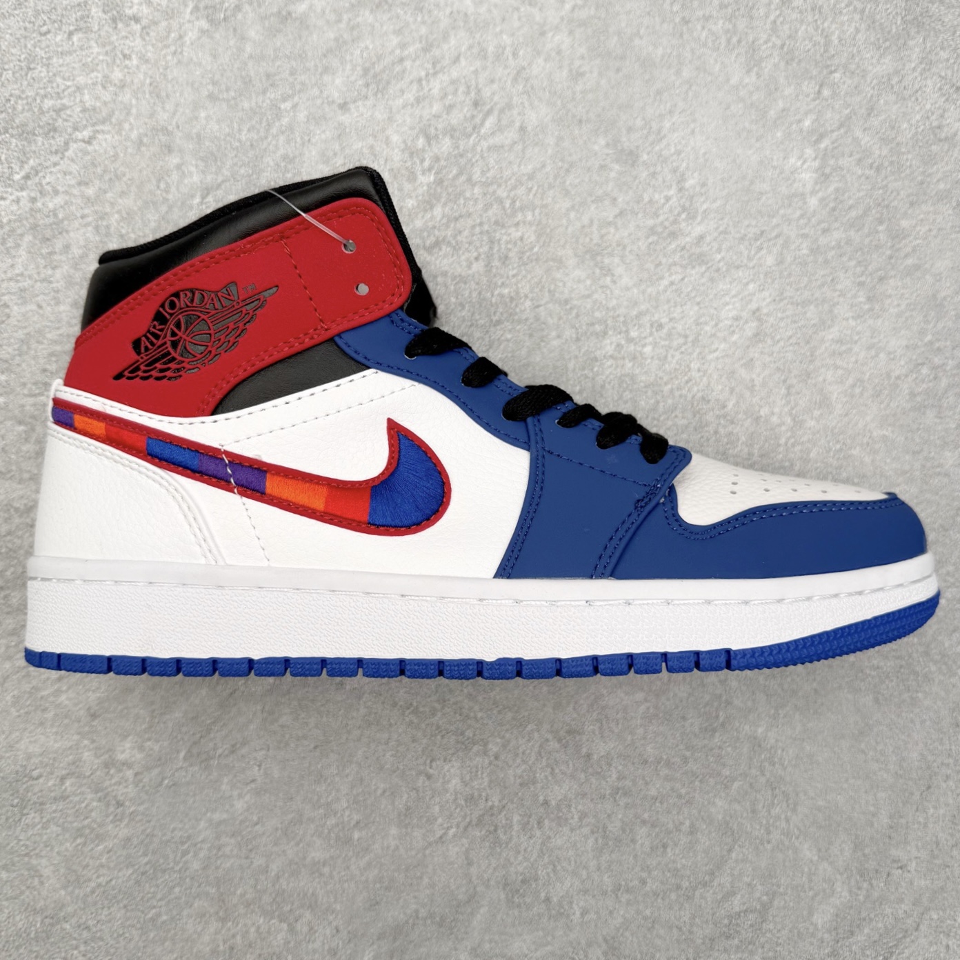 图片[6]-＃福利特价 Air Jordan AJ1 Mid 中帮系列 百分百全新货品 零氧化发霉 给足利润空间操作 超乎所想的高性价比 原装楦头纸板开发 完美鞋型 超高清洁度 鞋型不臃肿别扭 原厂内置全掌气垫 A模大底 鞋舌AJ原厂专用牛津布 AJ专用反口珍珠布 原厂无杂质高弹内里海棉 特殊封边弹力鞋带 原鞋开模 拒绝公底 购置公司同步原材料 都有细节原汁原味 忠于原版 尺码：36 36.5 37.5 38 38.5 39 40 40.5 41 42 42.5 43 44 44.5 45 46-选品中心