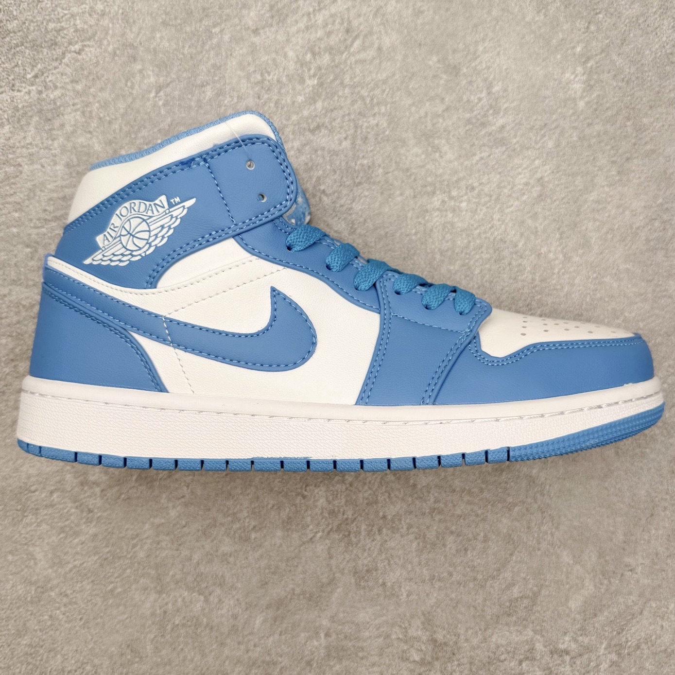 图片[5]-＃福利特价 Air Jordan AJ1 Mid 中帮系列 百分百全新货品 零氧化发霉 给足利润空间操作 超乎所想的高性价比 原装楦头纸板开发 完美鞋型 超高清洁度 鞋型不臃肿别扭 原厂内置全掌气垫 A模大底 鞋舌AJ原厂专用牛津布 AJ专用反口珍珠布 原厂无杂质高弹内里海棉 特殊封边弹力鞋带 原鞋开模 拒绝公底 购置公司同步原材料 都有细节原汁原味 忠于原版 尺码：36 36.5 37.5 38 38.5 39 40 40.5 41 42 42.5 43 44 44.5 45 46-选品中心