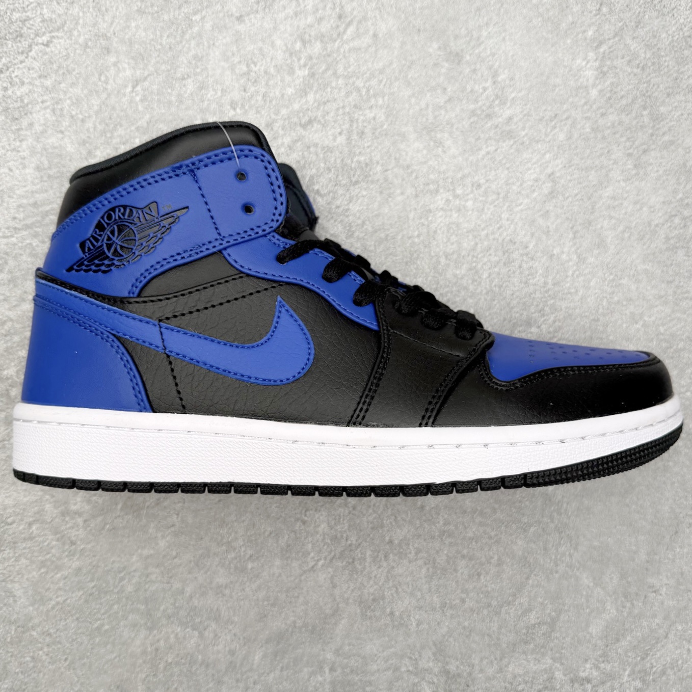 图片[2]-＃福利特价 Air Jordan AJ1 Mid 中帮系列 百分百全新货品 零氧化发霉 给足利润空间操作 超乎所想的高性价比 原装楦头纸板开发 完美鞋型 超高清洁度 鞋型不臃肿别扭 原厂内置全掌气垫 A模大底 鞋舌AJ原厂专用牛津布 AJ专用反口珍珠布 原厂无杂质高弹内里海棉 特殊封边弹力鞋带 原鞋开模 拒绝公底 购置公司同步原材料 都有细节原汁原味 忠于原版 尺码：36 36.5 37.5 38 38.5 39 40 40.5 41 42 42.5 43 44 44.5 45 46-选品中心