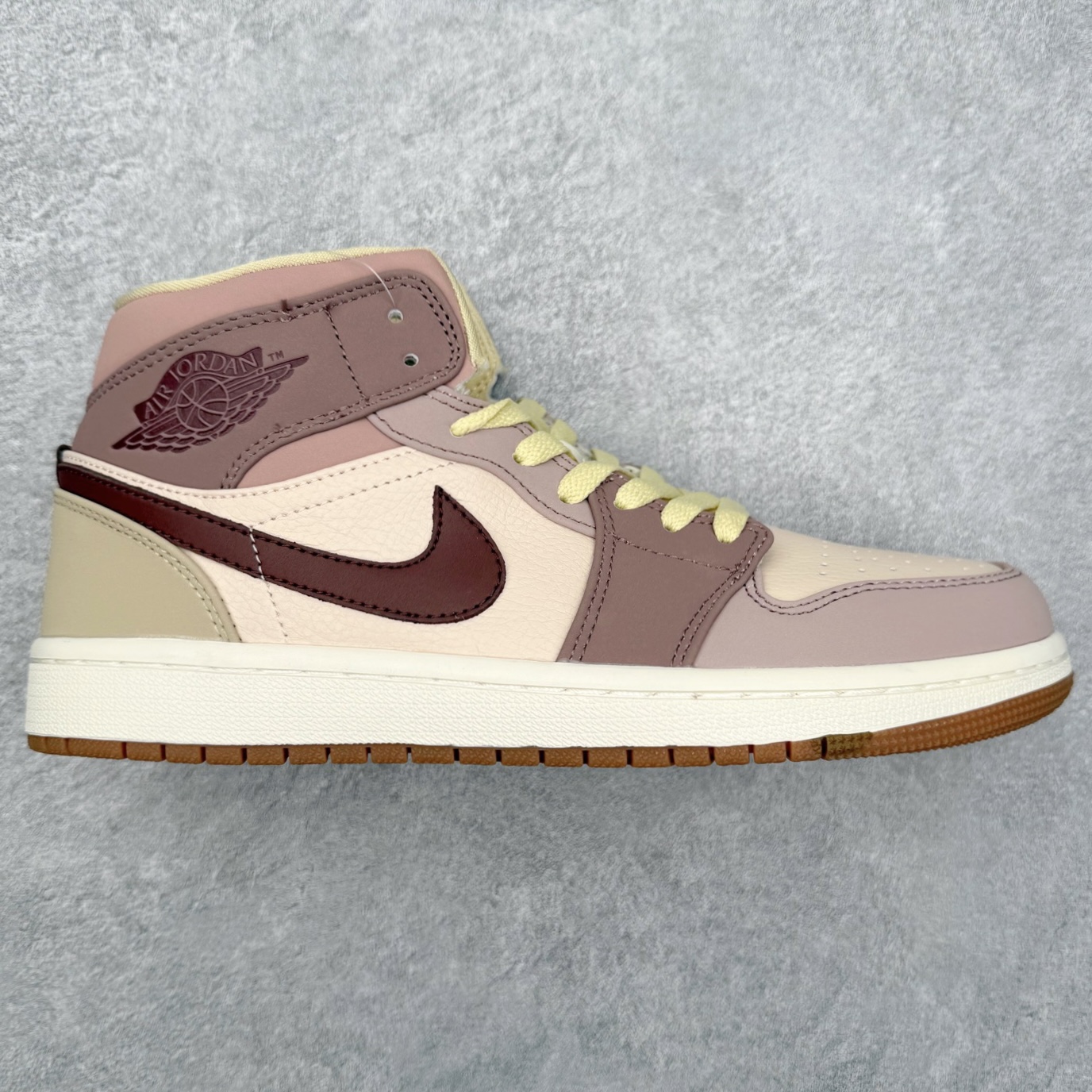 图片[7]-＃福利特价 Air Jordan AJ1 Mid 中帮系列 百分百全新货品 零氧化发霉 给足利润空间操作 超乎所想的高性价比 原装楦头纸板开发 完美鞋型 超高清洁度 鞋型不臃肿别扭 原厂内置全掌气垫 A模大底 鞋舌AJ原厂专用牛津布 AJ专用反口珍珠布 原厂无杂质高弹内里海棉 特殊封边弹力鞋带 原鞋开模 拒绝公底 购置公司同步原材料 都有细节原汁原味 忠于原版 尺码：36 36.5 37.5 38 38.5 39 40 40.5 41 42 42.5 43 44 44.5 45 46-选品中心