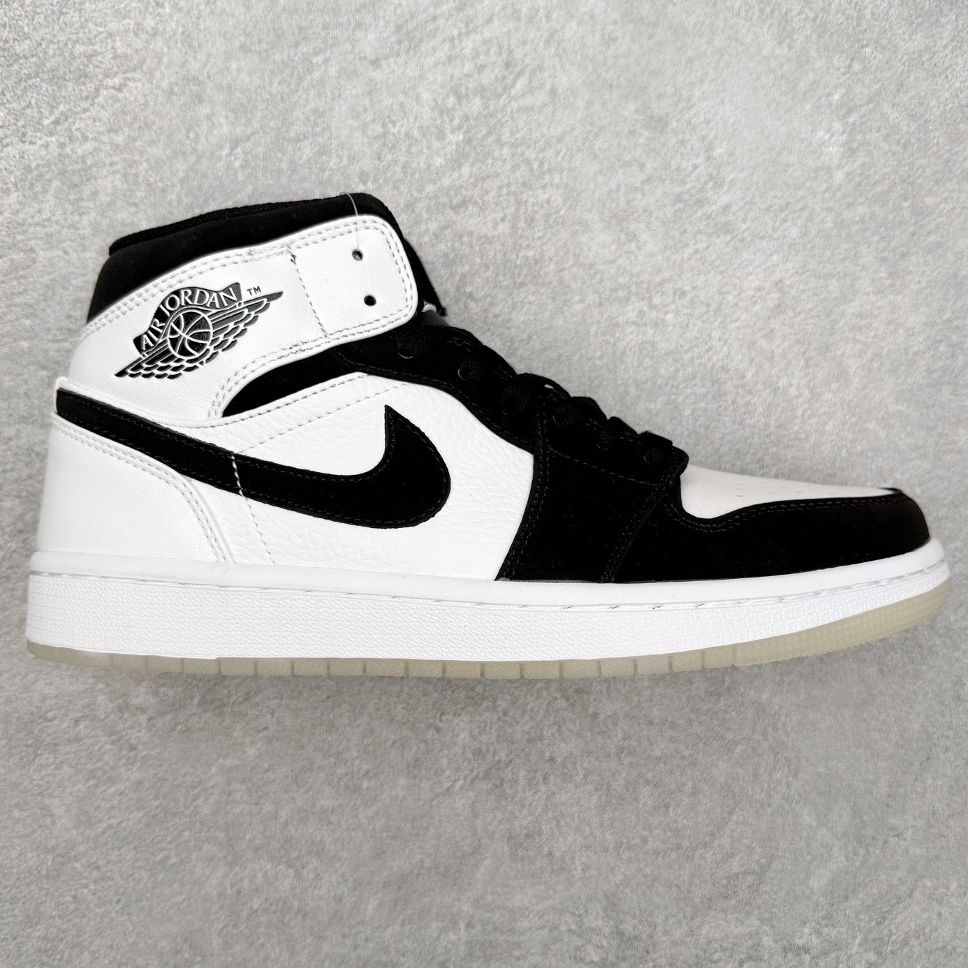 图片[3]-＃福利特价 Air Jordan AJ1 Mid 中帮系列 百分百全新货品 零氧化发霉 给足利润空间操作 超乎所想的高性价比 原装楦头纸板开发 完美鞋型 超高清洁度 鞋型不臃肿别扭 原厂内置全掌气垫 A模大底 鞋舌AJ原厂专用牛津布 AJ专用反口珍珠布 原厂无杂质高弹内里海棉 特殊封边弹力鞋带 原鞋开模 拒绝公底 购置公司同步原材料 都有细节原汁原味 忠于原版 尺码：36 36.5 37.5 38 38.5 39 40 40.5 41 42 42.5 43 44 44.5 45 46-选品中心