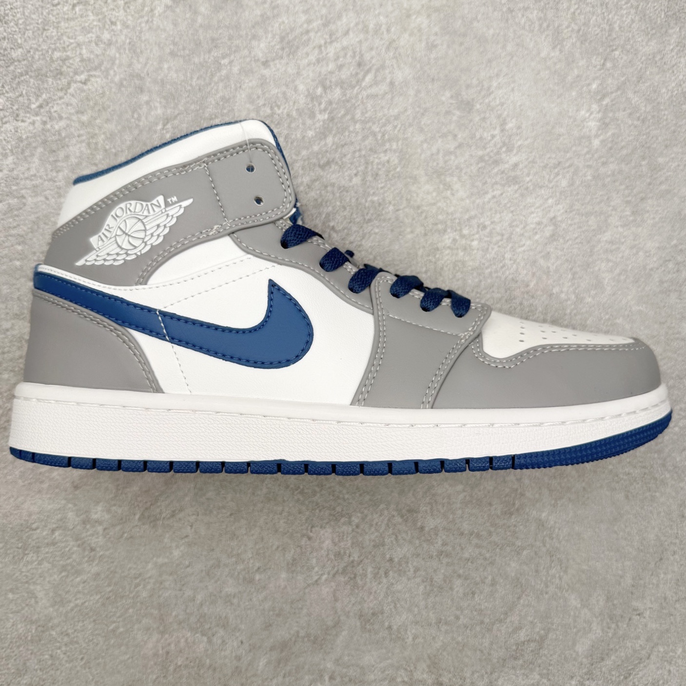 图片[9]-＃福利特价 Air Jordan AJ1 Mid 中帮系列 百分百全新货品 零氧化发霉 给足利润空间操作 超乎所想的高性价比 原装楦头纸板开发 完美鞋型 超高清洁度 鞋型不臃肿别扭 原厂内置全掌气垫 A模大底 鞋舌AJ原厂专用牛津布 AJ专用反口珍珠布 原厂无杂质高弹内里海棉 特殊封边弹力鞋带 原鞋开模 拒绝公底 购置公司同步原材料 都有细节原汁原味 忠于原版 尺码：36 36.5 37.5 38 38.5 39 40 40.5 41 42 42.5 43 44 44.5 45 46-选品中心