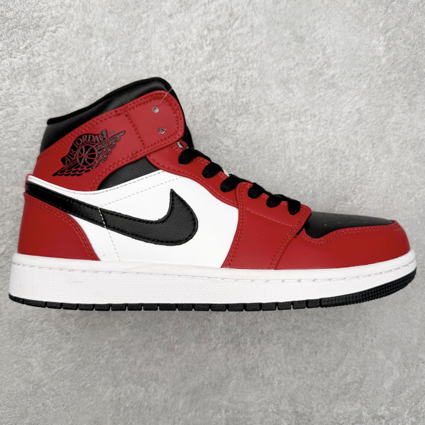 图片[6]-＃福利特价 Air Jordan AJ1 Mid 中帮系列 百分百全新货品 零氧化发霉 给足利润空间操作 超乎所想的高性价比 原装楦头纸板开发 完美鞋型 超高清洁度 鞋型不臃肿别扭 原厂内置全掌气垫 A模大底 鞋舌AJ原厂专用牛津布 AJ专用反口珍珠布 原厂无杂质高弹内里海棉 特殊封边弹力鞋带 原鞋开模 拒绝公底 购置公司同步原材料 都有细节原汁原味 忠于原版 尺码：36 36.5 37.5 38 38.5 39 40 40.5 41 42 42.5 43 44 44.5 45 46-选品中心