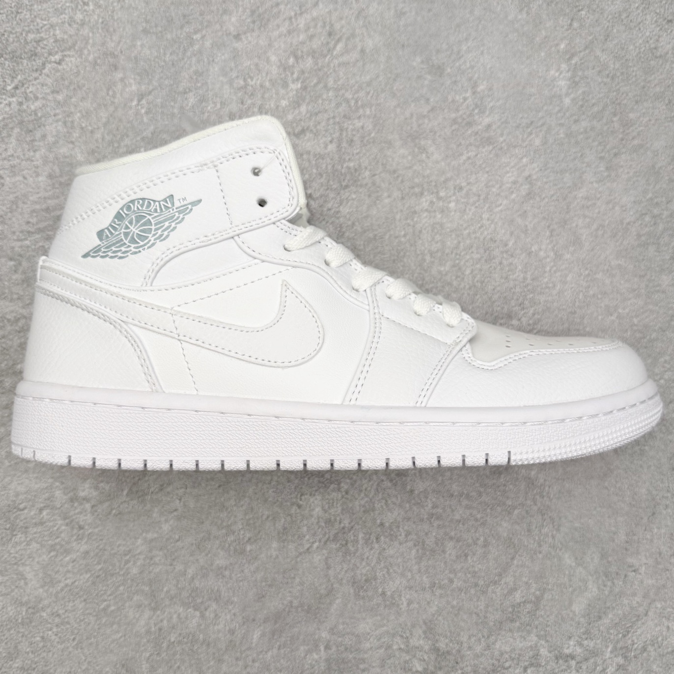 图片[9]-＃福利特价 Air Jordan AJ1 Mid 中帮系列 百分百全新货品 零氧化发霉 给足利润空间操作 超乎所想的高性价比 原装楦头纸板开发 完美鞋型 超高清洁度 鞋型不臃肿别扭 原厂内置全掌气垫 A模大底 鞋舌AJ原厂专用牛津布 AJ专用反口珍珠布 原厂无杂质高弹内里海棉 特殊封边弹力鞋带 原鞋开模 拒绝公底 购置公司同步原材料 都有细节原汁原味 忠于原版 尺码：36 36.5 37.5 38 38.5 39 40 40.5 41 42 42.5 43 44 44.5 45 46-选品中心