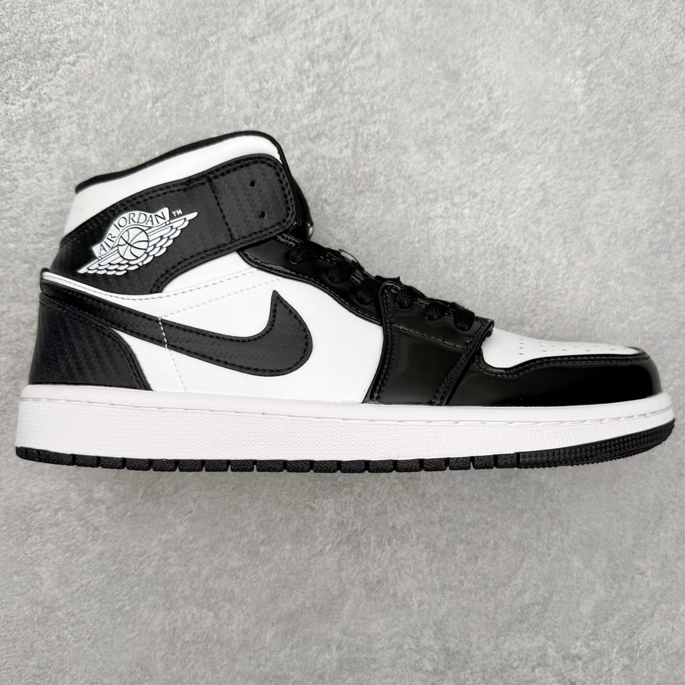 图片[3]-＃福利特价 Air Jordan AJ1 Mid 中帮系列 百分百全新货品 零氧化发霉 给足利润空间操作 超乎所想的高性价比 原装楦头纸板开发 完美鞋型 超高清洁度 鞋型不臃肿别扭 原厂内置全掌气垫 A模大底 鞋舌AJ原厂专用牛津布 AJ专用反口珍珠布 原厂无杂质高弹内里海棉 特殊封边弹力鞋带 原鞋开模 拒绝公底 购置公司同步原材料 都有细节原汁原味 忠于原版 尺码：36 36.5 37.5 38 38.5 39 40 40.5 41 42 42.5 43 44 44.5 45 46-选品中心