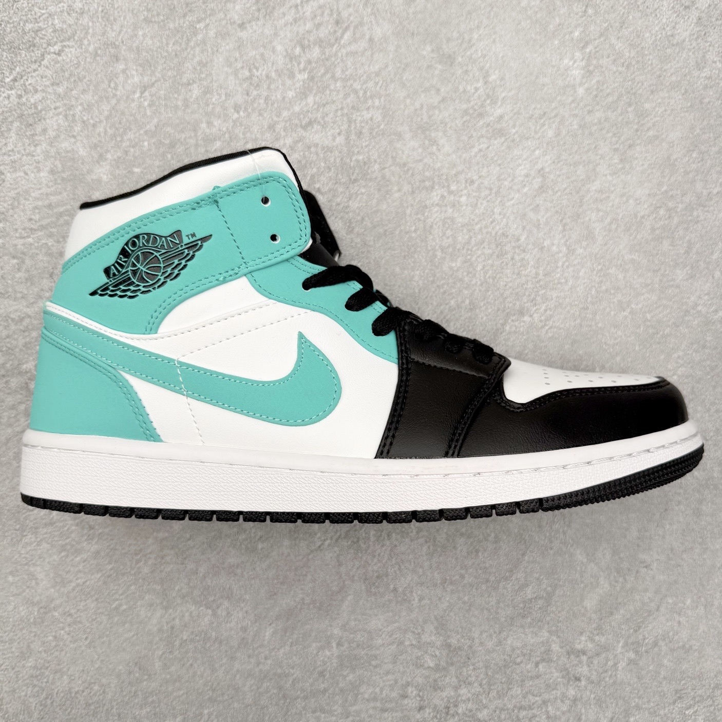 图片[2]-＃福利特价 Air Jordan AJ1 Mid 中帮系列 百分百全新货品 零氧化发霉 给足利润空间操作 超乎所想的高性价比 原装楦头纸板开发 完美鞋型 超高清洁度 鞋型不臃肿别扭 原厂内置全掌气垫 A模大底 鞋舌AJ原厂专用牛津布 AJ专用反口珍珠布 原厂无杂质高弹内里海棉 特殊封边弹力鞋带 原鞋开模 拒绝公底 购置公司同步原材料 都有细节原汁原味 忠于原版 尺码：36 36.5 37.5 38 38.5 39 40 40.5 41 42 42.5 43 44 44.5 45 46-选品中心