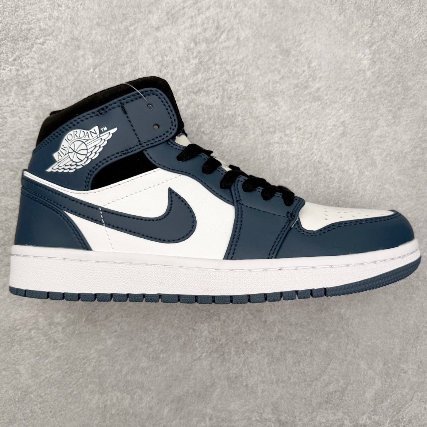 图片[4]-＃福利特价 Air Jordan AJ1 Mid 中帮系列 百分百全新货品 零氧化发霉 给足利润空间操作 超乎所想的高性价比 原装楦头纸板开发 完美鞋型 超高清洁度 鞋型不臃肿别扭 原厂内置全掌气垫 A模大底 鞋舌AJ原厂专用牛津布 AJ专用反口珍珠布 原厂无杂质高弹内里海棉 特殊封边弹力鞋带 原鞋开模 拒绝公底 购置公司同步原材料 都有细节原汁原味 忠于原版 尺码：36 36.5 37.5 38 38.5 39 40 40.5 41 42 42.5 43 44 44.5 45 46-选品中心