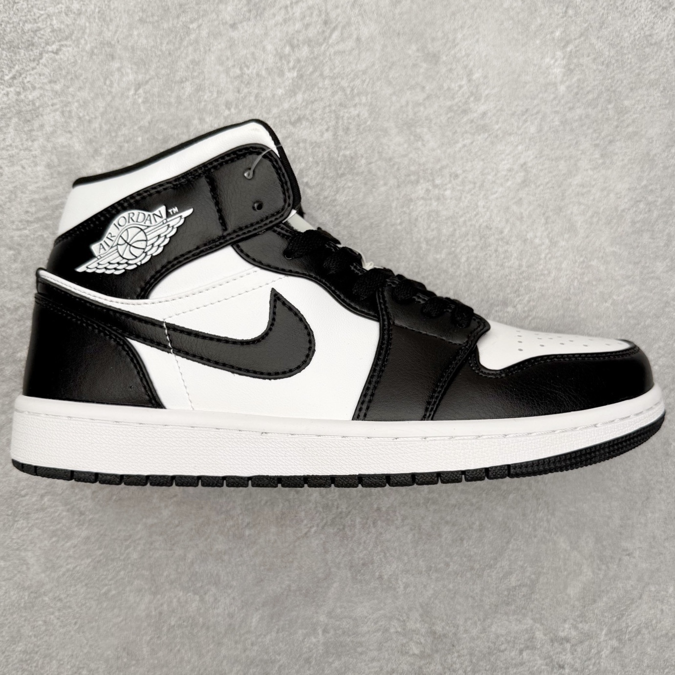图片[5]-＃福利特价 Air Jordan AJ1 Mid 中帮系列 百分百全新货品 零氧化发霉 给足利润空间操作 超乎所想的高性价比 原装楦头纸板开发 完美鞋型 超高清洁度 鞋型不臃肿别扭 原厂内置全掌气垫 A模大底 鞋舌AJ原厂专用牛津布 AJ专用反口珍珠布 原厂无杂质高弹内里海棉 特殊封边弹力鞋带 原鞋开模 拒绝公底 购置公司同步原材料 都有细节原汁原味 忠于原版 尺码：36 36.5 37.5 38 38.5 39 40 40.5 41 42 42.5 43 44 44.5 45 46-选品中心