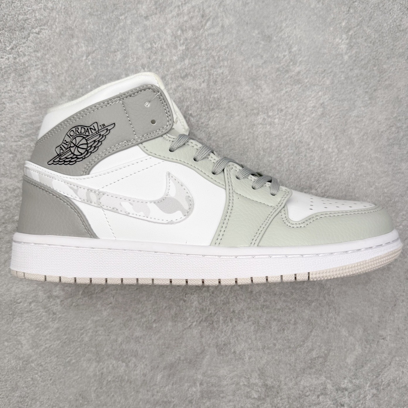 图片[7]-＃福利特价 Air Jordan AJ1 Mid 中帮系列 百分百全新货品 零氧化发霉 给足利润空间操作 超乎所想的高性价比 原装楦头纸板开发 完美鞋型 超高清洁度 鞋型不臃肿别扭 原厂内置全掌气垫 A模大底 鞋舌AJ原厂专用牛津布 AJ专用反口珍珠布 原厂无杂质高弹内里海棉 特殊封边弹力鞋带 原鞋开模 拒绝公底 购置公司同步原材料 都有细节原汁原味 忠于原版 尺码：36 36.5 37.5 38 38.5 39 40 40.5 41 42 42.5 43 44 44.5 45 46-选品中心