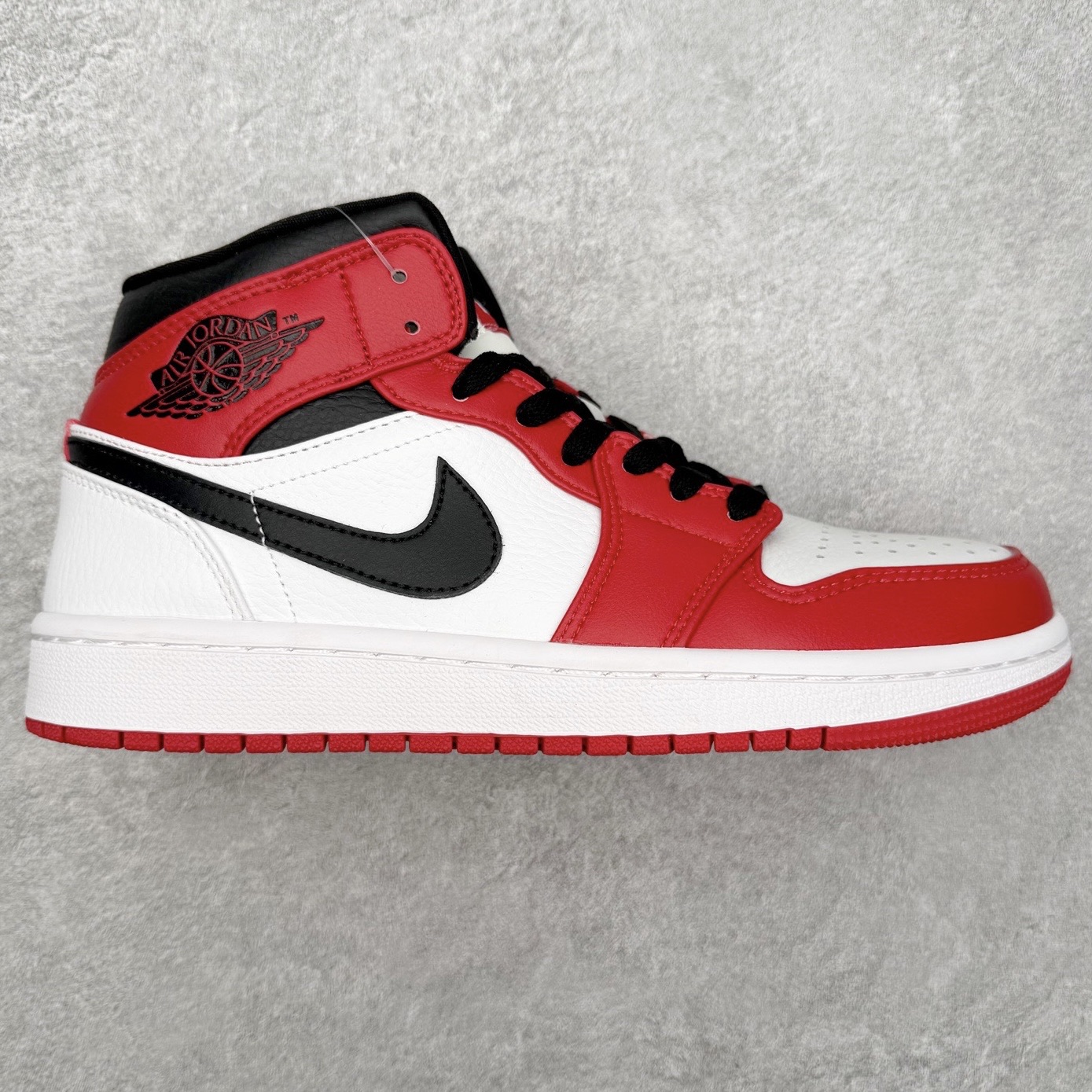 图片[8]-＃福利特价 Air Jordan AJ1 Mid 中帮系列 百分百全新货品 零氧化发霉 给足利润空间操作 超乎所想的高性价比 原装楦头纸板开发 完美鞋型 超高清洁度 鞋型不臃肿别扭 原厂内置全掌气垫 A模大底 鞋舌AJ原厂专用牛津布 AJ专用反口珍珠布 原厂无杂质高弹内里海棉 特殊封边弹力鞋带 原鞋开模 拒绝公底 购置公司同步原材料 都有细节原汁原味 忠于原版 尺码：36 36.5 37.5 38 38.5 39 40 40.5 41 42 42.5 43 44 44.5 45 46-选品中心