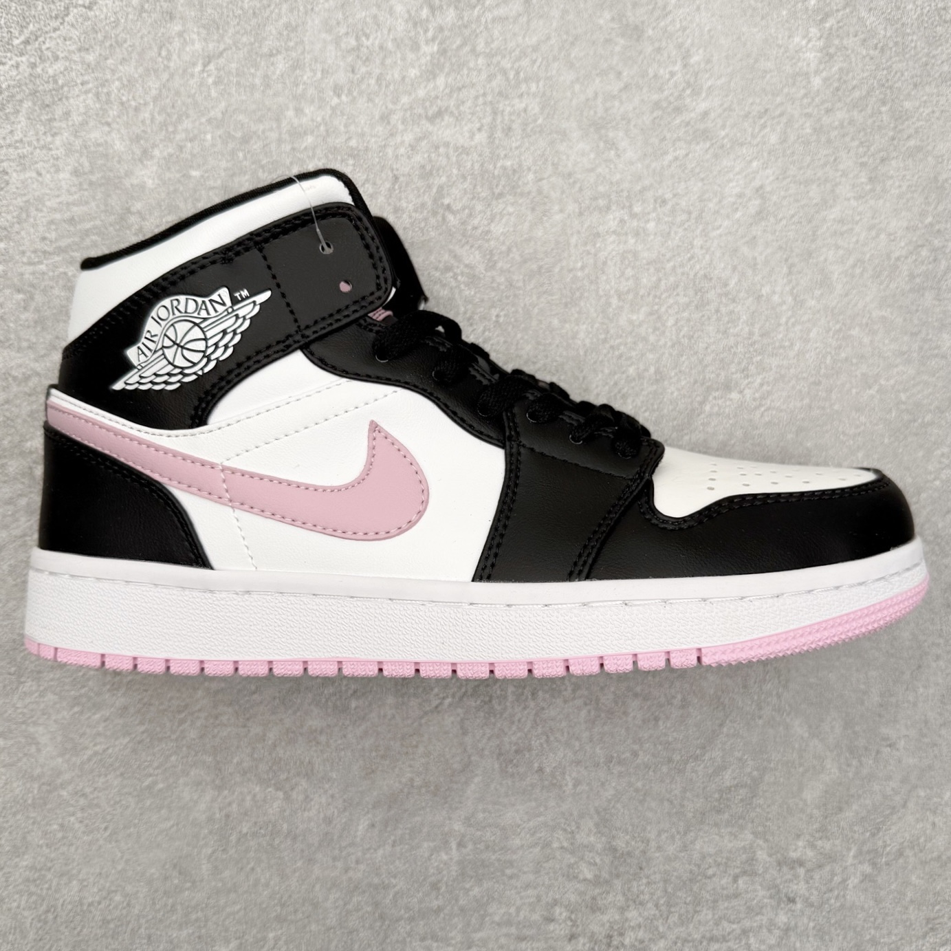 图片[2]-＃福利特价 Air Jordan AJ1 Mid 中帮系列 百分百全新货品 零氧化发霉 给足利润空间操作 超乎所想的高性价比 原装楦头纸板开发 完美鞋型 超高清洁度 鞋型不臃肿别扭 原厂内置全掌气垫 A模大底 鞋舌AJ原厂专用牛津布 AJ专用反口珍珠布 原厂无杂质高弹内里海棉 特殊封边弹力鞋带 原鞋开模 拒绝公底 购置公司同步原材料 都有细节原汁原味 忠于原版 尺码：36 36.5 37.5 38 38.5 39 40 40.5 41 42 42.5 43 44 44.5 45 46-选品中心