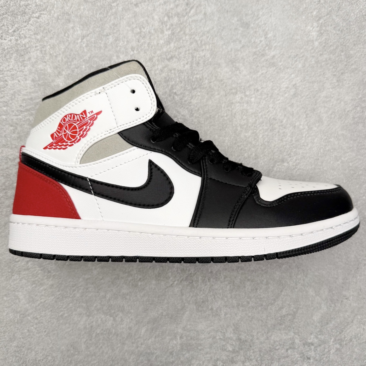 图片[6]-＃福利特价 Air Jordan AJ1 Mid 中帮系列 百分百全新货品 零氧化发霉 给足利润空间操作 超乎所想的高性价比 原装楦头纸板开发 完美鞋型 超高清洁度 鞋型不臃肿别扭 原厂内置全掌气垫 A模大底 鞋舌AJ原厂专用牛津布 AJ专用反口珍珠布 原厂无杂质高弹内里海棉 特殊封边弹力鞋带 原鞋开模 拒绝公底 购置公司同步原材料 都有细节原汁原味 忠于原版 尺码：36 36.5 37.5 38 38.5 39 40 40.5 41 42 42.5 43 44 44.5 45 46-选品中心