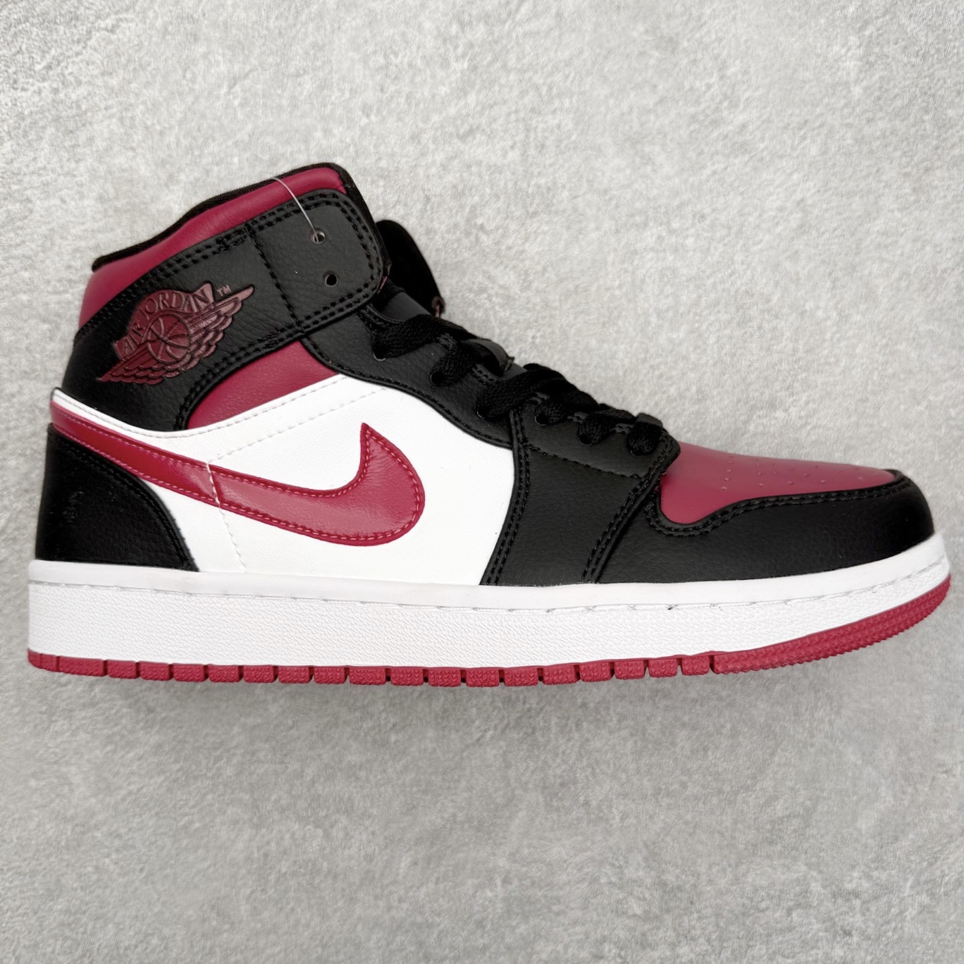 图片[4]-＃福利特价 Air Jordan AJ1 Mid 中帮系列 百分百全新货品 零氧化发霉 给足利润空间操作 超乎所想的高性价比 原装楦头纸板开发 完美鞋型 超高清洁度 鞋型不臃肿别扭 原厂内置全掌气垫 A模大底 鞋舌AJ原厂专用牛津布 AJ专用反口珍珠布 原厂无杂质高弹内里海棉 特殊封边弹力鞋带 原鞋开模 拒绝公底 购置公司同步原材料 都有细节原汁原味 忠于原版 尺码：36 36.5 37.5 38 38.5 39 40 40.5 41 42 42.5 43 44 44.5 45 46-选品中心
