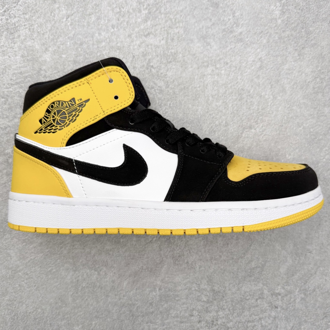 图片[8]-＃福利特价 Air Jordan AJ1 Mid 中帮系列 百分百全新货品 零氧化发霉 给足利润空间操作 超乎所想的高性价比 原装楦头纸板开发 完美鞋型 超高清洁度 鞋型不臃肿别扭 原厂内置全掌气垫 A模大底 鞋舌AJ原厂专用牛津布 AJ专用反口珍珠布 原厂无杂质高弹内里海棉 特殊封边弹力鞋带 原鞋开模 拒绝公底 购置公司同步原材料 都有细节原汁原味 忠于原版 尺码：36 36.5 37.5 38 38.5 39 40 40.5 41 42 42.5 43 44 44.5 45 46-选品中心