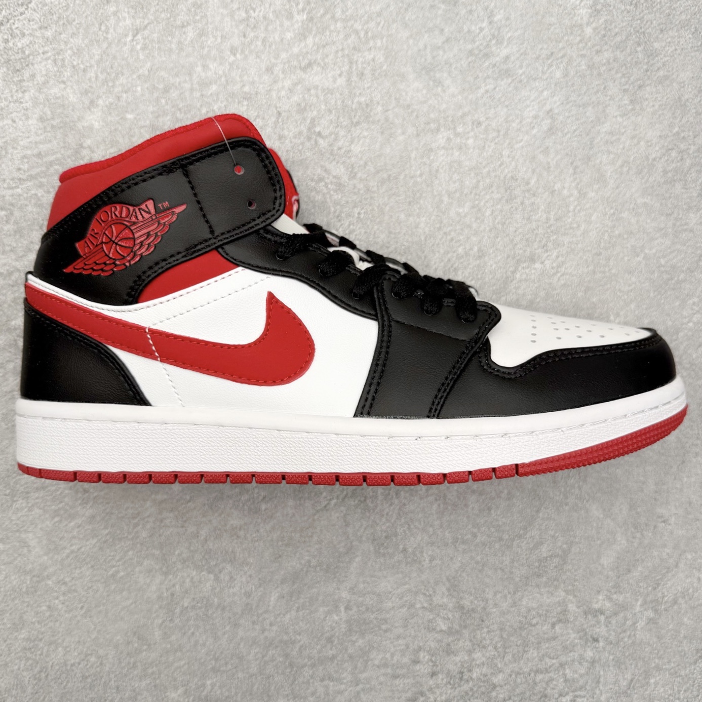图片[3]-＃福利特价 Air Jordan AJ1 Mid 中帮系列 百分百全新货品 零氧化发霉 给足利润空间操作 超乎所想的高性价比 原装楦头纸板开发 完美鞋型 超高清洁度 鞋型不臃肿别扭 原厂内置全掌气垫 A模大底 鞋舌AJ原厂专用牛津布 AJ专用反口珍珠布 原厂无杂质高弹内里海棉 特殊封边弹力鞋带 原鞋开模 拒绝公底 购置公司同步原材料 都有细节原汁原味 忠于原版 尺码：36 36.5 37.5 38 38.5 39 40 40.5 41 42 42.5 43 44 44.5 45 46-选品中心