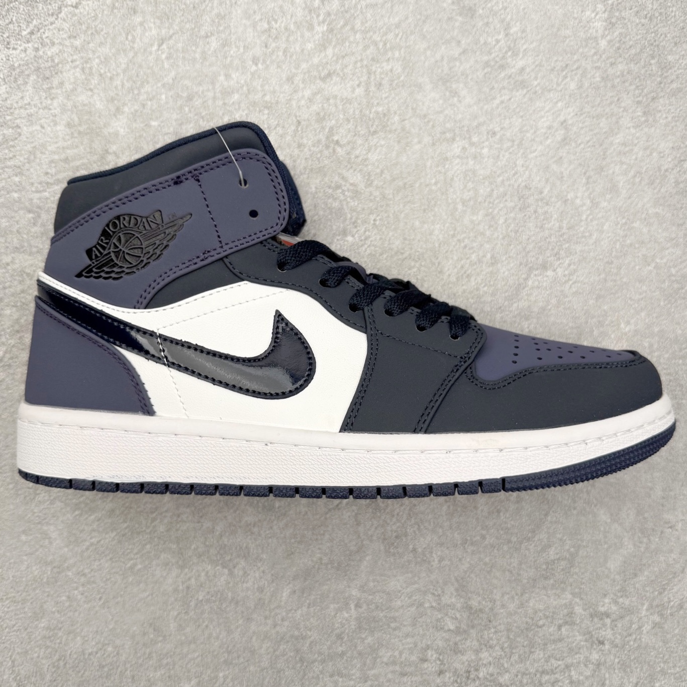 图片[5]-＃福利特价 Air Jordan AJ1 Mid 中帮系列 百分百全新货品 零氧化发霉 给足利润空间操作 超乎所想的高性价比 原装楦头纸板开发 完美鞋型 超高清洁度 鞋型不臃肿别扭 原厂内置全掌气垫 A模大底 鞋舌AJ原厂专用牛津布 AJ专用反口珍珠布 原厂无杂质高弹内里海棉 特殊封边弹力鞋带 原鞋开模 拒绝公底 购置公司同步原材料 都有细节原汁原味 忠于原版 尺码：36 36.5 37.5 38 38.5 39 40 40.5 41 42 42.5 43 44 44.5 45 46-选品中心