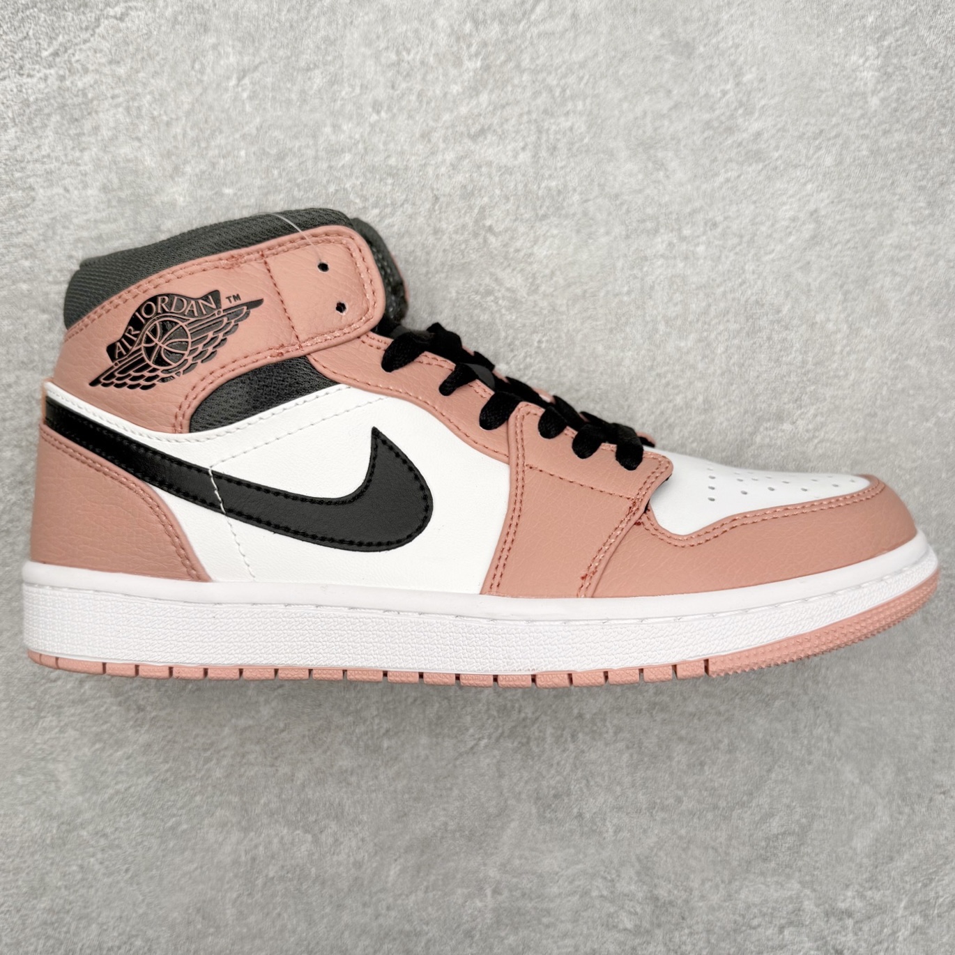 图片[7]-＃福利特价 Air Jordan AJ1 Mid 中帮系列 百分百全新货品 零氧化发霉 给足利润空间操作 超乎所想的高性价比 原装楦头纸板开发 完美鞋型 超高清洁度 鞋型不臃肿别扭 原厂内置全掌气垫 A模大底 鞋舌AJ原厂专用牛津布 AJ专用反口珍珠布 原厂无杂质高弹内里海棉 特殊封边弹力鞋带 原鞋开模 拒绝公底 购置公司同步原材料 都有细节原汁原味 忠于原版 尺码：36 36.5 37.5 38 38.5 39 40 40.5 41 42 42.5 43 44 44.5 45 46-选品中心