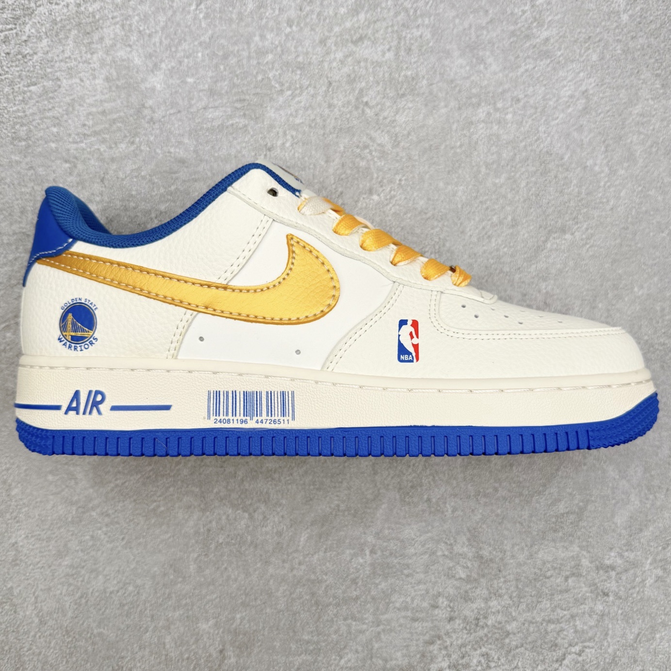 NK Air Force 1´07 Low 空军一号低帮百搭休闲运动板鞋 QW5606-270 柔软、弹性十足的缓震性能和出色的中底设计 横跨复古与现代的外型结合 造就出风靡全球 三十多年的Force 1 直到今天还深受青睐 实拍调校N版已经零色差零失真 百分百还原实物色彩所见即所得 不存在货不对板色差等低级问题 选购参考实物拍摄 不混卖不参货 只用心做好货严格选品 承诺混一赔十 尺码：36 36.5 37.5 38 38.5 39 40 40.5 41 42 42.5 43 44 44.5 45-选品中心