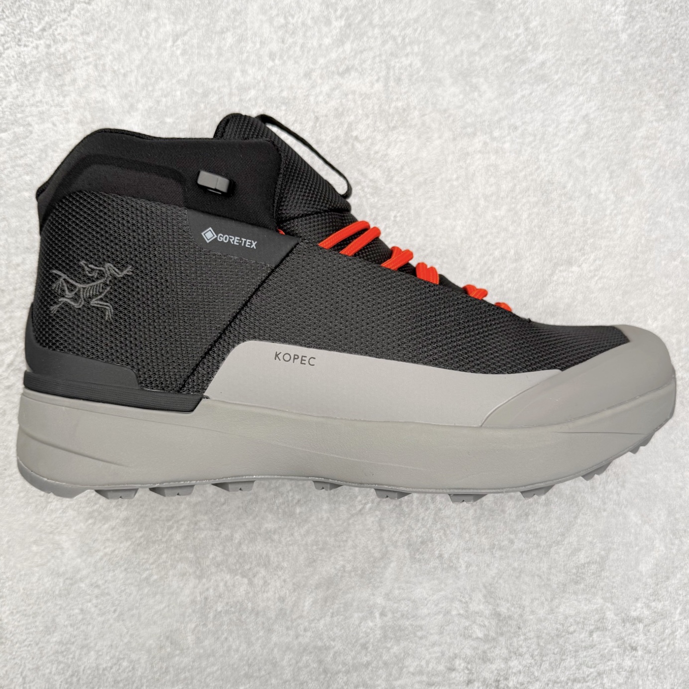 ＃HP Arcteryx Kopec Mid GTX 始祖鸟户外防水透气中帮徒步登山鞋 Arcteryx中文名始祖鸟，加拿大户外服饰品牌，1989年创立于加拿大温哥华。始祖鸟来自加拿大海岸山脉，植根高山的专业户外品牌，始终秉承对精湛设计和工艺孜孜以求的准则。从1989年创立至今，Arcteryx始终不断在产品设计与做工上不惜工本，以满足始祖鸟的标准。品质、设计以及精简的理念造就了其良好的性能，并能满足严苛环境下的使用需求。尺码：39 40 41 42 43 44 45-选品中心