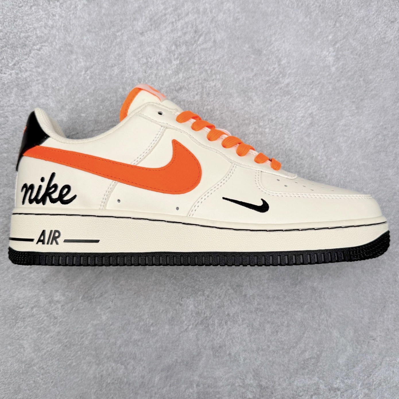 NK Air Force 1´07 Low 空军一号低帮百搭休闲运动板鞋 NH0601-582 柔软、弹性十足的缓震性能和出色的中底设计 横跨复古与现代的外型结合 造就出风靡全球 三十多年的Force 1 直到今天还深受青睐 实拍调校N版已经零色差零失真 百分百还原实物色彩所见即所得 不存在货不对板色差等低级问题 选购参考实物拍摄 不混卖不参货 只用心做好货严格选品 承诺混一赔十 尺码：36 36.5 37.5 38 38.5 39 40 40.5 41 42 42.5 43 44 44.5 45-选品中心