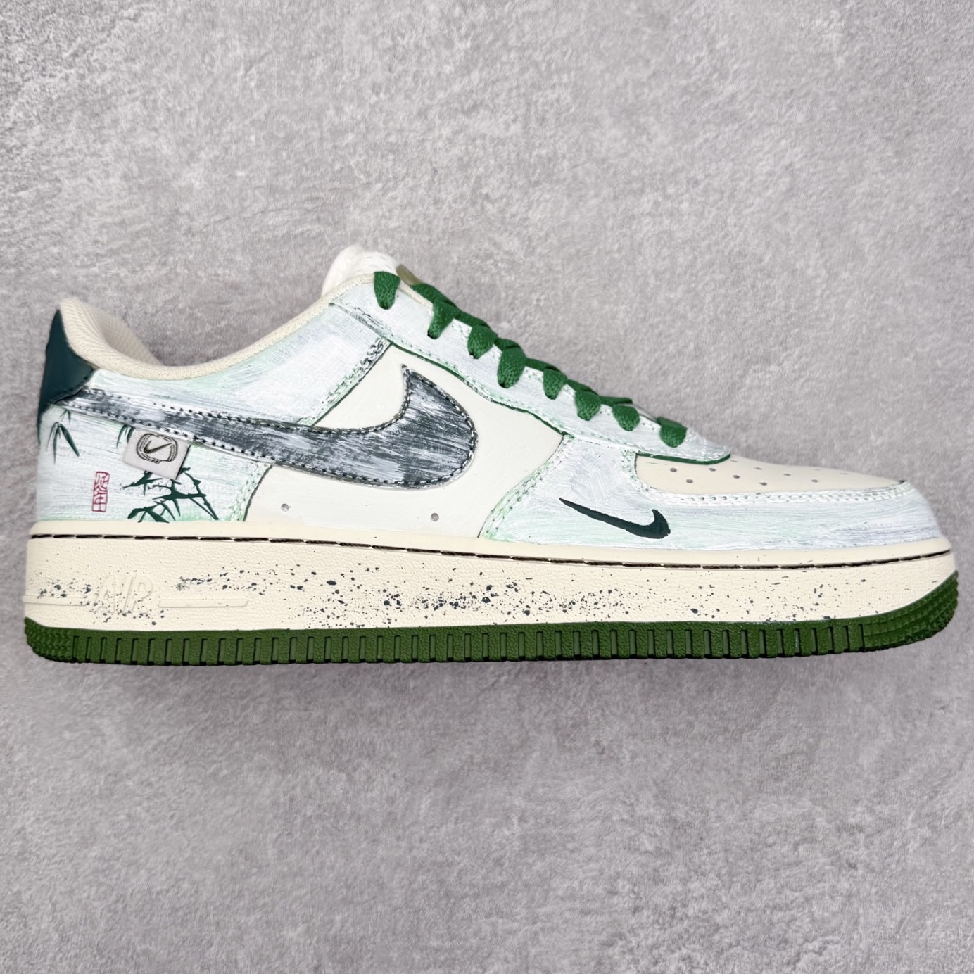 NK Air Force 1´07 Low 空军一号低帮百搭休闲运动板鞋 JP8028-058 柔软、弹性十足的缓震性能和出色的中底设计 横跨复古与现代的外型结合 造就出风靡全球 三十多年的Force 1 直到今天还深受青睐 实拍调校N版已经零色差零失真 百分百还原实物色彩所见即所得 不存在货不对板色差等低级问题 选购参考实物拍摄 不混卖不参货 只用心做好货严格选品 承诺混一赔十 尺码：36 36.5 37.5 38 38.5 39 40 40.5 41 42 42.5 43 44 44.5 45-选品中心