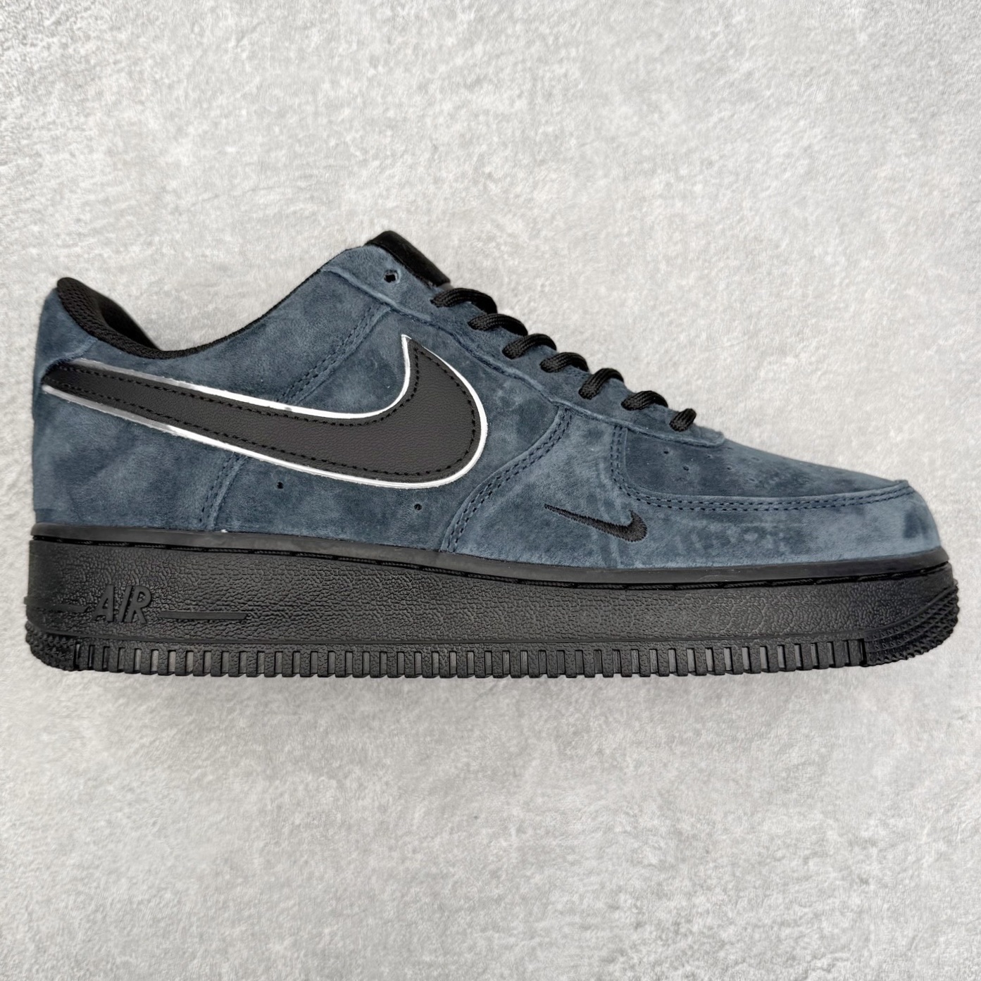 NK Air Force 1´07 Low 空军一号低帮百搭休闲运动板鞋 ZH0316-157 柔软、弹性十足的缓震性能和出色的中底设计 横跨复古与现代的外型结合 造就出风靡全球 三十多年的Force 1 直到今天还深受青睐 实拍调校N版已经零色差零失真 百分百还原实物色彩所见即所得 不存在货不对板色差等低级问题 选购参考实物拍摄 不混卖不参货 只用心做好货严格选品 承诺混一赔十 尺码：36 36.5 37.5 38 38.5 39 40 40.5 41 42 42.5 43 44 44.5 45-选品中心