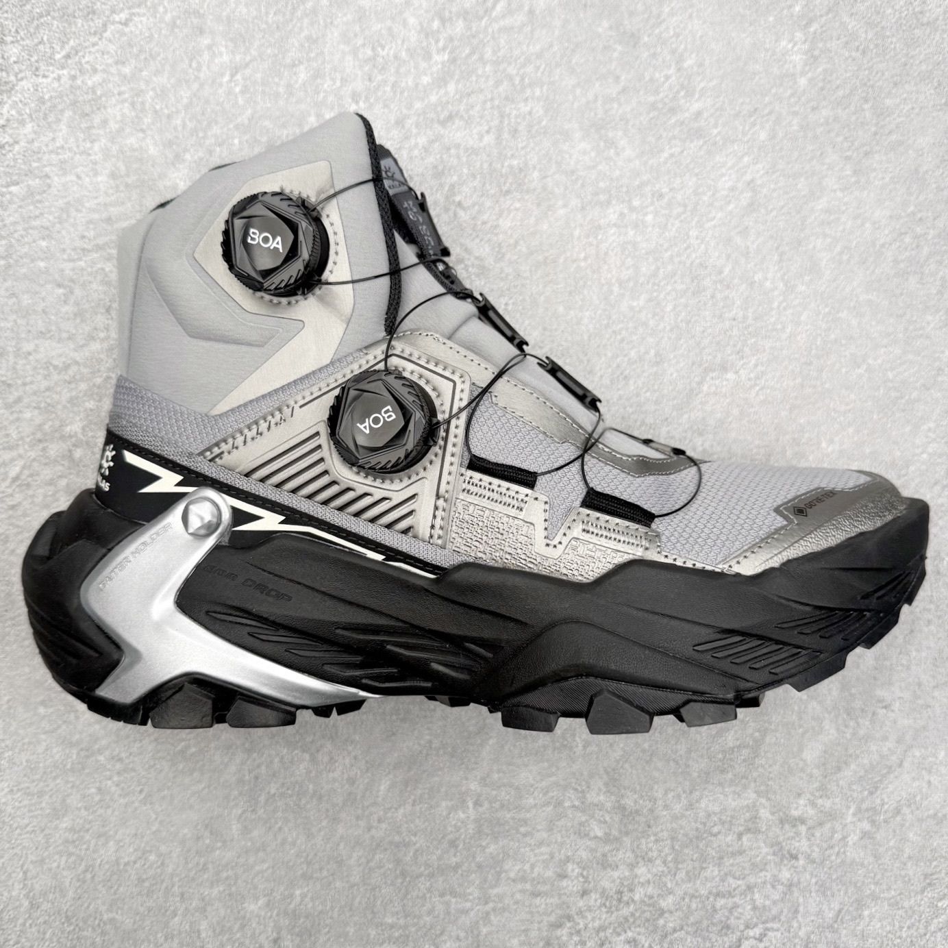 ＃K版 KAILAS YAN GTX HIGH 凯乐石运动户外舒适时尚防滑防水透气高帮登山徒步鞋 KAILAS凯乐石品牌是全球三大全系攀登品牌之一，于2003年创立于中国广州，致力于为有攀登梦想的户外运动员及爱好者，研发制造功能性专业装备，满足他们在极限环境下安全舒适的需求，凯乐石专注于科技面料的开发及专业功能设计，产品线覆盖登山、攀岩、徒步、越野跑山、露营、旅行等多项户外运动，通过运动员的测试反馈，不断进化迭代，产品荣获国内外大奖71座，发明专利21个，更突破性的自主研发攀登器械，打造出中国的攀登硬实力。实拍调校N版已经零色差零失真 百分百还原实物色彩所见即所得 不存在货不对板色差等低级问题 选购参考实物拍摄 不混卖不参货 只用心做好货严格选品 承诺混一赔十 尺码：36 36.5 37.5 38 38.5 39 40 40.5 41 42 42.5 43 44 44.5 45-选品中心