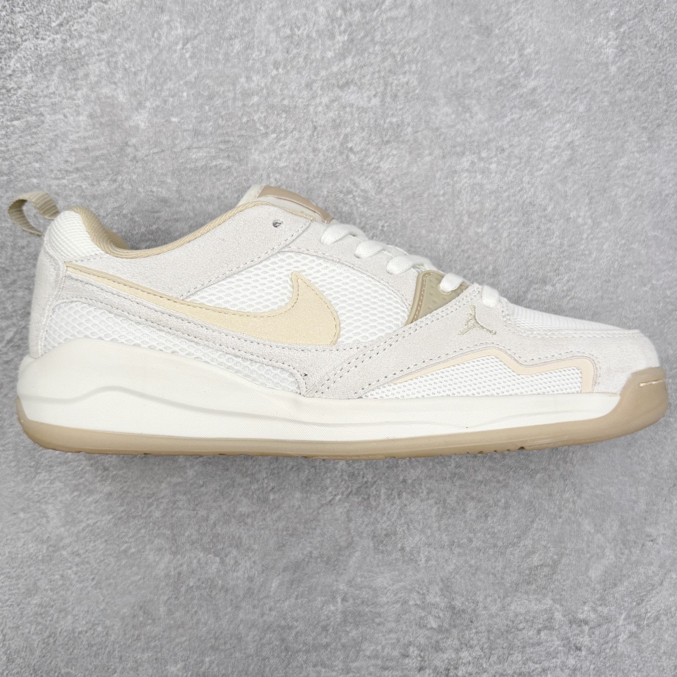 Jordan CMFT Era 时尚舒适 耐磨 低帮 复古篮球鞋 实拍调校N版已经零色差零失真 百分百还原实物色彩所见即所得 不存在货不对板色差等低级问题 选购参考实物拍摄 不混卖不参货 只用心做好货严格选品 承诺混一赔十 尺码：36 36.5 37.5 38 38.5 39 40 40.5 41 42 42.5 43 44 44.5 45 46-选品中心