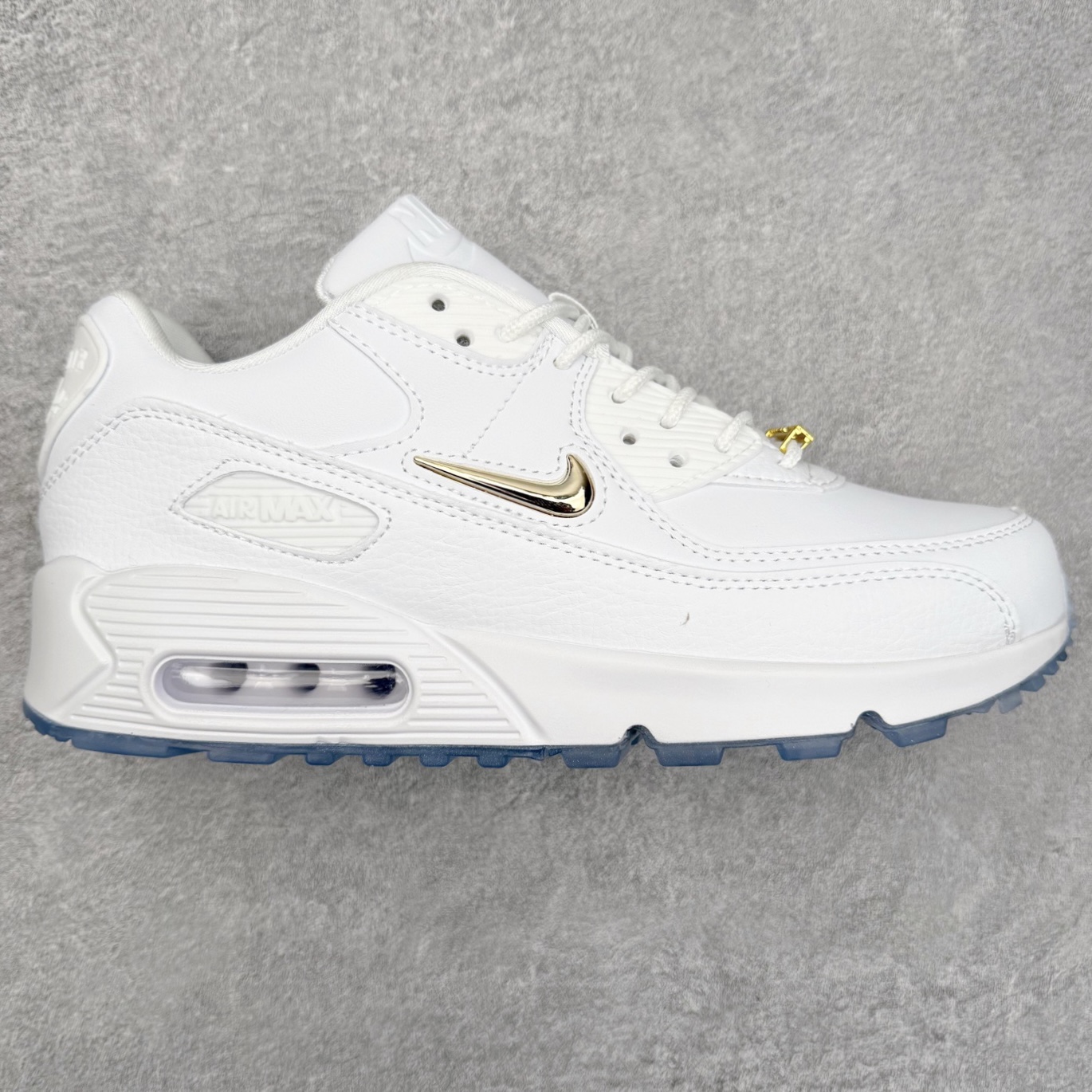 ＃MX版 NK Air MAX 90 气垫复古减震跑步鞋 CW4070-100 经典重温 独家陆续补货 外单专供大厂出品 品质稳定 一百余色 终端操作 Air Max 90于1990年推出 来自Air Max系列 在Air Max 1的基础上改进而得 增加了气垫面积 外型上也更为流线 最特別的就是加入了菱纹塑胶嵌板 为Air Max 90增添了许多潮流气息 皮革鞋面 造就出色耐穿性和支撑力 Max Air缓震配置搭配泡棉中底 令Air Max 90轻盈而舒适 华夫格橡胶外底 铸就Air Max 90非凡的抓地力 而Air Max 90不仅是一双跑鞋 它成功跨越了时间的演进 成为了球鞋文化与潮流圈中最熟为人知的鞋款之一 尺码：36 36.5 37.5 38 38.5 39 40 40.5 41 42 42.5 43 44 44.5 45-选品中心