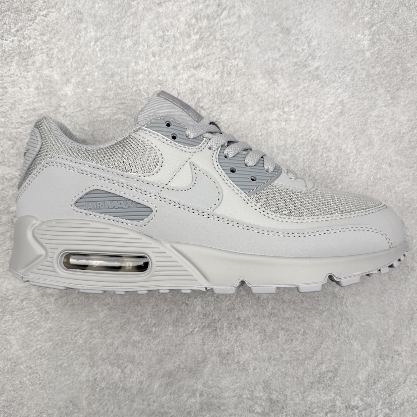 NK Air MAX 90 气垫复古减震跑步鞋 CN8490-001 经典重温 独家陆续补货 外单专供大厂出品 品质稳定 一百余色 终端操作 Air Max 90于1990年推出 来自Air Max系列 在Air Max 1的基础上改进而得 增加了气垫面积 外型上也更为流线 最特別的就是加入了菱纹塑胶嵌板 为Air Max 90增添了许多潮流气息 皮革鞋面 造就出色耐穿性和支撑力 Max Air缓震配置搭配泡棉中底 令Air Max 90轻盈而舒适 华夫格橡胶外底 铸就Air Max 90非凡的抓地力 而Air Max 90不仅是一双跑鞋 它成功跨越了时间的演进 成为了球鞋文化与潮流圈中最熟为人知的鞋款之一 尺码：36 36.5 37.5 38 38.5 39 40 40.5 41 42 42.5 43 44 44.5 45-选品中心