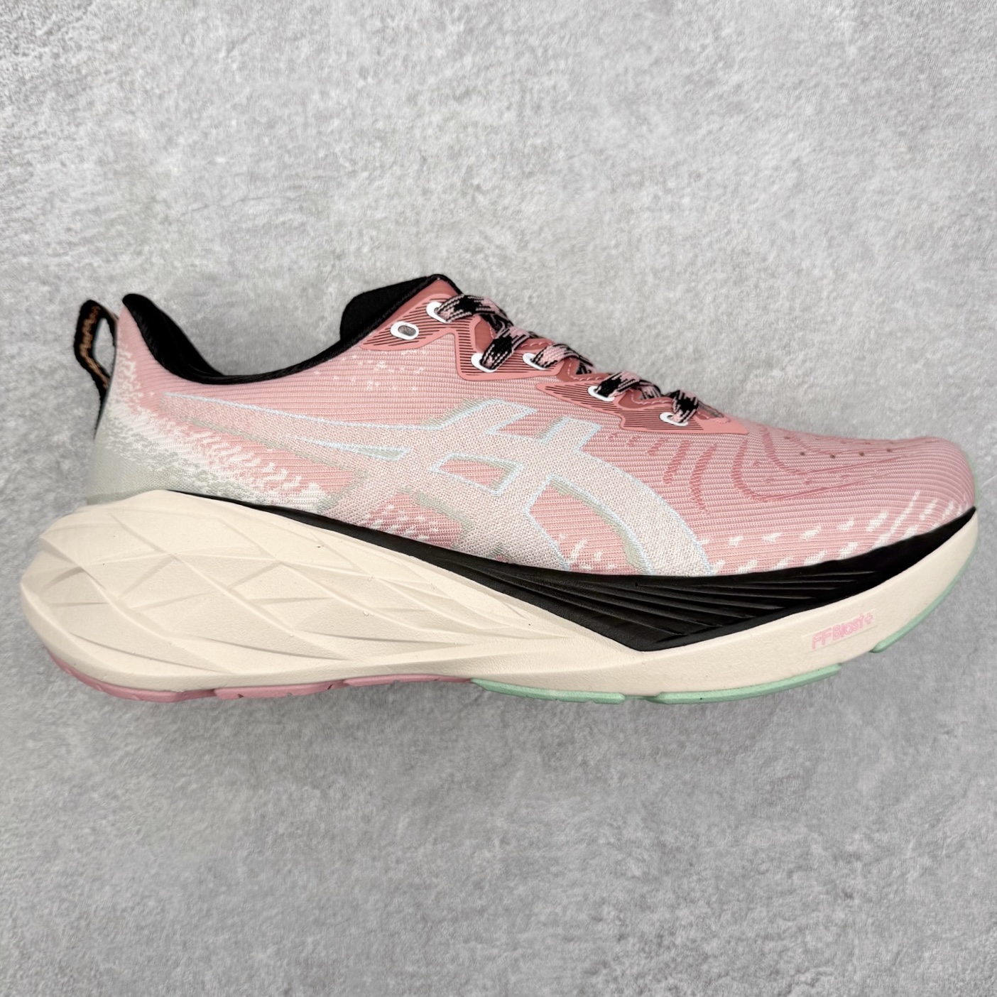 ＃特价福利 ASICS NOVABLAST 4 亚瑟士舒适缓震跑鞋 鞋面从NOVABLAST 3的工程网眼升级为一片式轻量编织设计 提升了跑鞋的透气性 并配备结构鞋舌 进一步提升透气性的同时减少鞋舌滑动 从而实现更好的包裹感 后跟结构也是亮点之一 不仅提升了稳定性 还能给跑者提供更强支撑 上脚舒适度非常明显 无论如何跑跳晃动 双脚都被包裹的非常服帖舒适 同时前脚掌有足够空间 中足又很贴合 后跟高度和弧度也都非常舒适 从NOVABLAST 4 采用全新FF BLAST PLUS ECO轻量高能回弹泡棉材料 这是一种超过20%的生物基可再生资源 在带给跑者更舒适体验同时助力减轻环境负担 值得关注的是NOVABLAST 4将成为该系列首款贴有CO2e标签的鞋款 以进一步严格贯彻ASICS亚瑟士的可持续发展理念 大底采用了低密度设计的AHAR LO 更大程度增强鞋款耐磨性 提升使用寿命 外底液采用了全新设计 其灵感来源于植物的斐波那契螺旋叶片图案 独特的几何纹路使新一代鞋款的外观更具标志性 中底和大底设计都是为了让跑者获得更大的能量反馈 更强的回弹性 在跑步过程中轻弹畅跑 看配置就能感受到NOVABLAST 4 的优势 高回弹、高缓震、且耐用的综合长跑训练鞋 尺码：36 37 38 39 39.5 40 40.5 41.5 42 42.5 43.5 44 45-选品中心