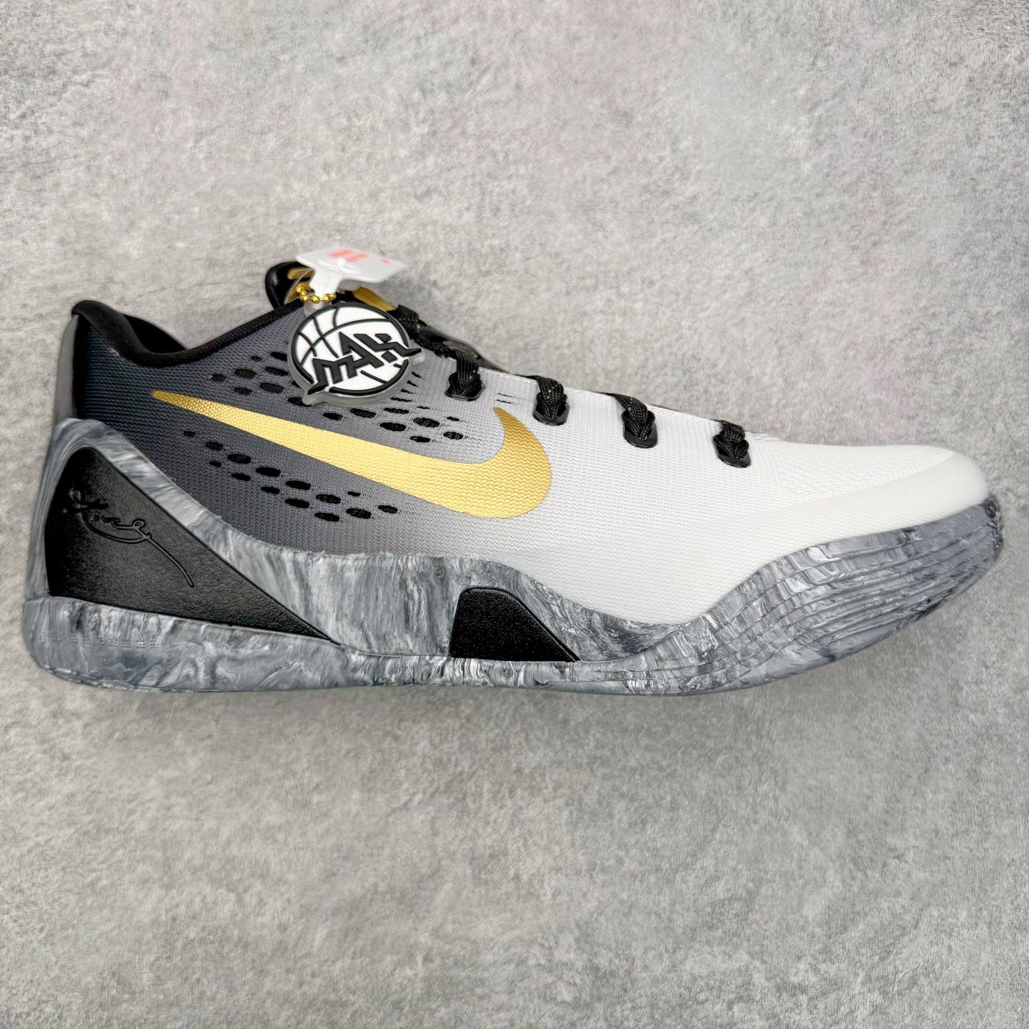 ＃灭世/Max NK Kobe 9 Low EM Think Pink PE 科比九代舒适减震防滑低帮篮球鞋 GIGI黑金 FZ7333-002 ✅原楦打造灵动版型 鞋头➕腰身➕后跟 360°无死角 ✅原厂工艺3层立体编织flyknit鞋面 厚度同步ZP吊打市场“纯原” ✅原厂碳板加持 立体感区分市场货品 ✅区分市场货品🌪过验级拉帮细节 ✅内置全新复刻版中底鞋垫 REACT缓震 密度增加抗衰减 ✅针对海外市场增加 47.5 满足精英选手实战需求 最强科9 灭世制造 用实力让情怀落地 👊🏻 尺码：39 40 40.5 41 42 42.5 43 44 44.5 45 46 47.5-选品中心