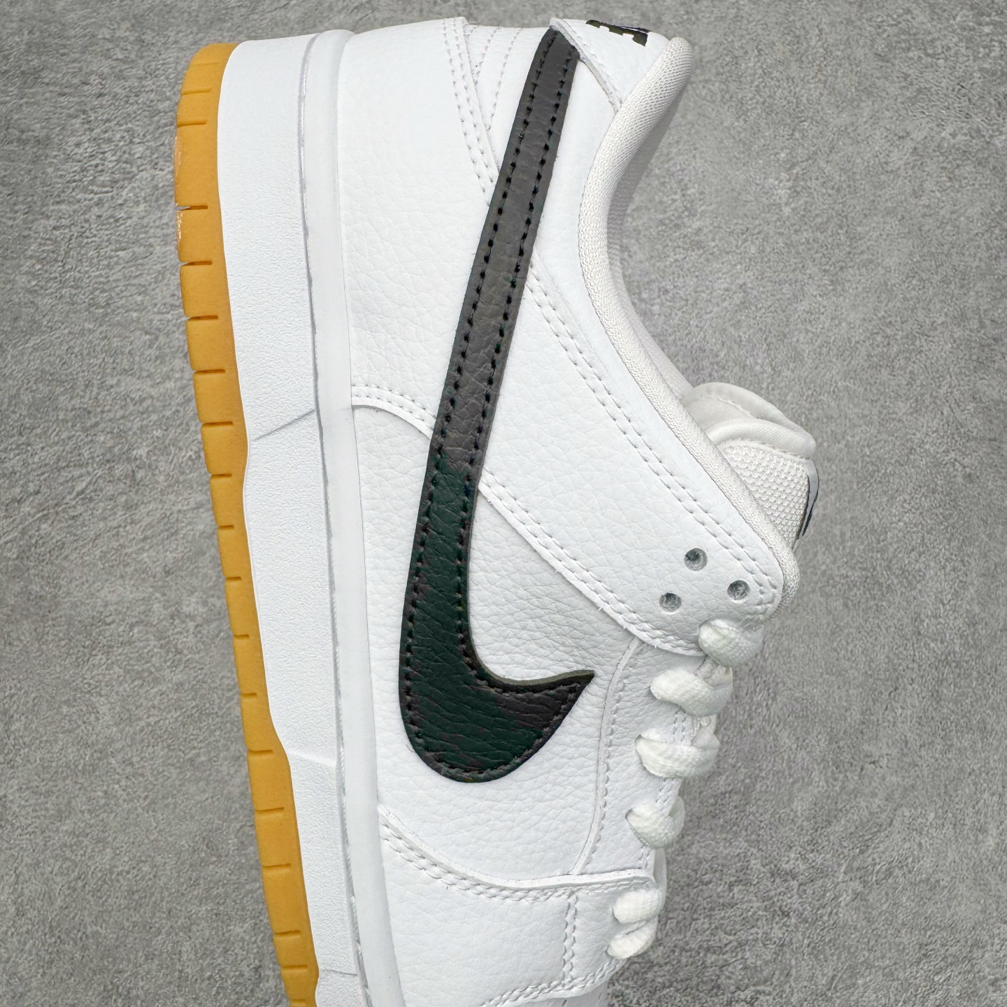 图片[6]-＃YC纯原 NK SB Dunk Low Pro 白黑生胶 CD2563-100 实力大厂出品 新配色陆续开发 利润个位数只为口碑 全套原纸板楦头开发 确保原汁原味 完美呈现DUNK版型 一比一鞋头弧度高度鞋身弧度 此版本只针对中端市场 皮料材质有所更替 其他数据细节工艺流程均保持一致 绝不口嗨 细节品控鞋型随意对比 独家私模官方第六代原厂航空铝磨具打磨大底 鞋头坡度极致还原 无解鞋型 原盒原配 圈内天花板工艺 原厂玻璃冲刀 超高清洁度 全鞋零毛边皮料切割 原厂中底布点胶 中底布拉帮走线遵循公司 尺码：36 36.5 37.5 38 38.5 39 40 40.5 41 42 42.5 43 44 44.5 45 46-选品中心