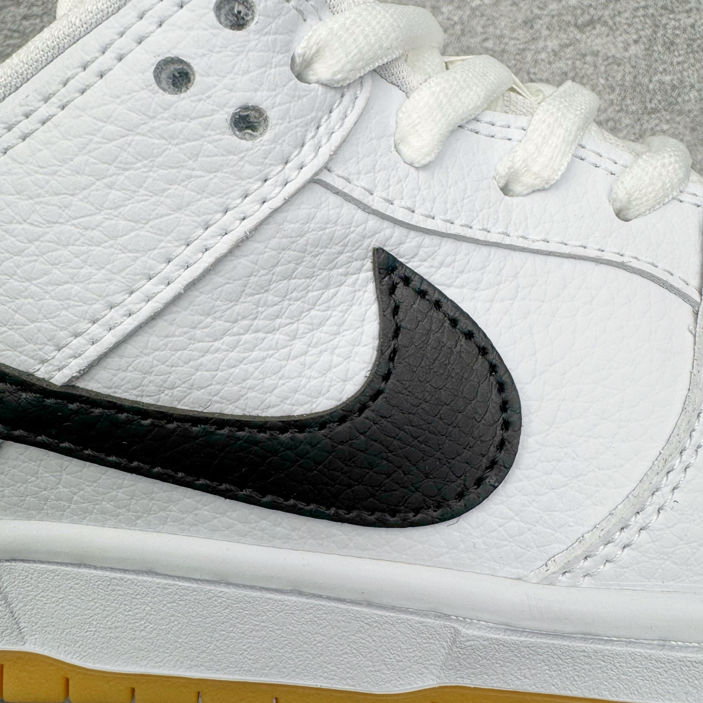 图片[16]-＃YC纯原 NK SB Dunk Low Pro 白黑生胶 CD2563-100 实力大厂出品 新配色陆续开发 利润个位数只为口碑 全套原纸板楦头开发 确保原汁原味 完美呈现DUNK版型 一比一鞋头弧度高度鞋身弧度 此版本只针对中端市场 皮料材质有所更替 其他数据细节工艺流程均保持一致 绝不口嗨 细节品控鞋型随意对比 独家私模官方第六代原厂航空铝磨具打磨大底 鞋头坡度极致还原 无解鞋型 原盒原配 圈内天花板工艺 原厂玻璃冲刀 超高清洁度 全鞋零毛边皮料切割 原厂中底布点胶 中底布拉帮走线遵循公司 尺码：36 36.5 37.5 38 38.5 39 40 40.5 41 42 42.5 43 44 44.5 45 46-选品中心