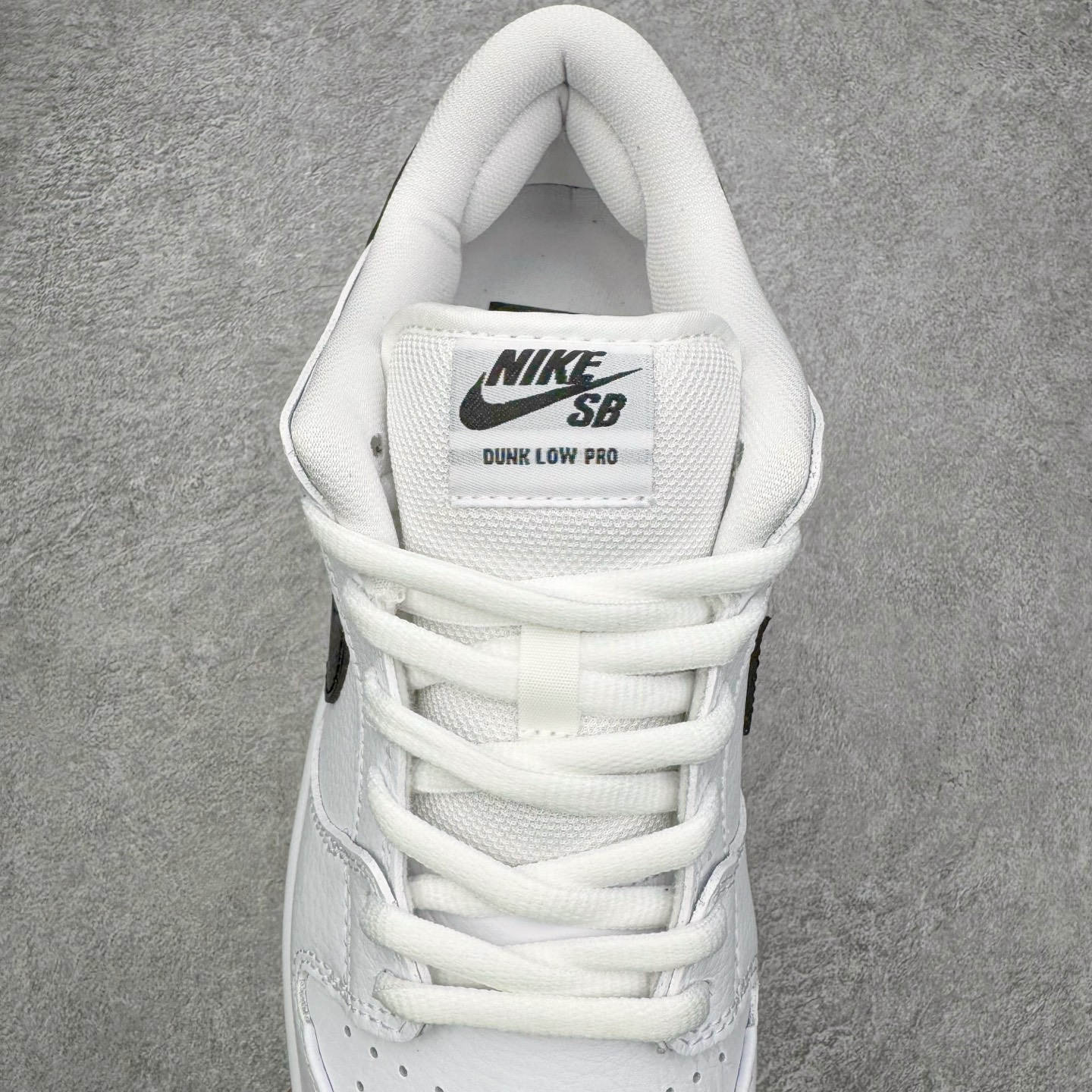 图片[5]-＃YC纯原 NK SB Dunk Low Pro 白黑生胶 CD2563-100 实力大厂出品 新配色陆续开发 利润个位数只为口碑 全套原纸板楦头开发 确保原汁原味 完美呈现DUNK版型 一比一鞋头弧度高度鞋身弧度 此版本只针对中端市场 皮料材质有所更替 其他数据细节工艺流程均保持一致 绝不口嗨 细节品控鞋型随意对比 独家私模官方第六代原厂航空铝磨具打磨大底 鞋头坡度极致还原 无解鞋型 原盒原配 圈内天花板工艺 原厂玻璃冲刀 超高清洁度 全鞋零毛边皮料切割 原厂中底布点胶 中底布拉帮走线遵循公司 尺码：36 36.5 37.5 38 38.5 39 40 40.5 41 42 42.5 43 44 44.5 45 46-选品中心