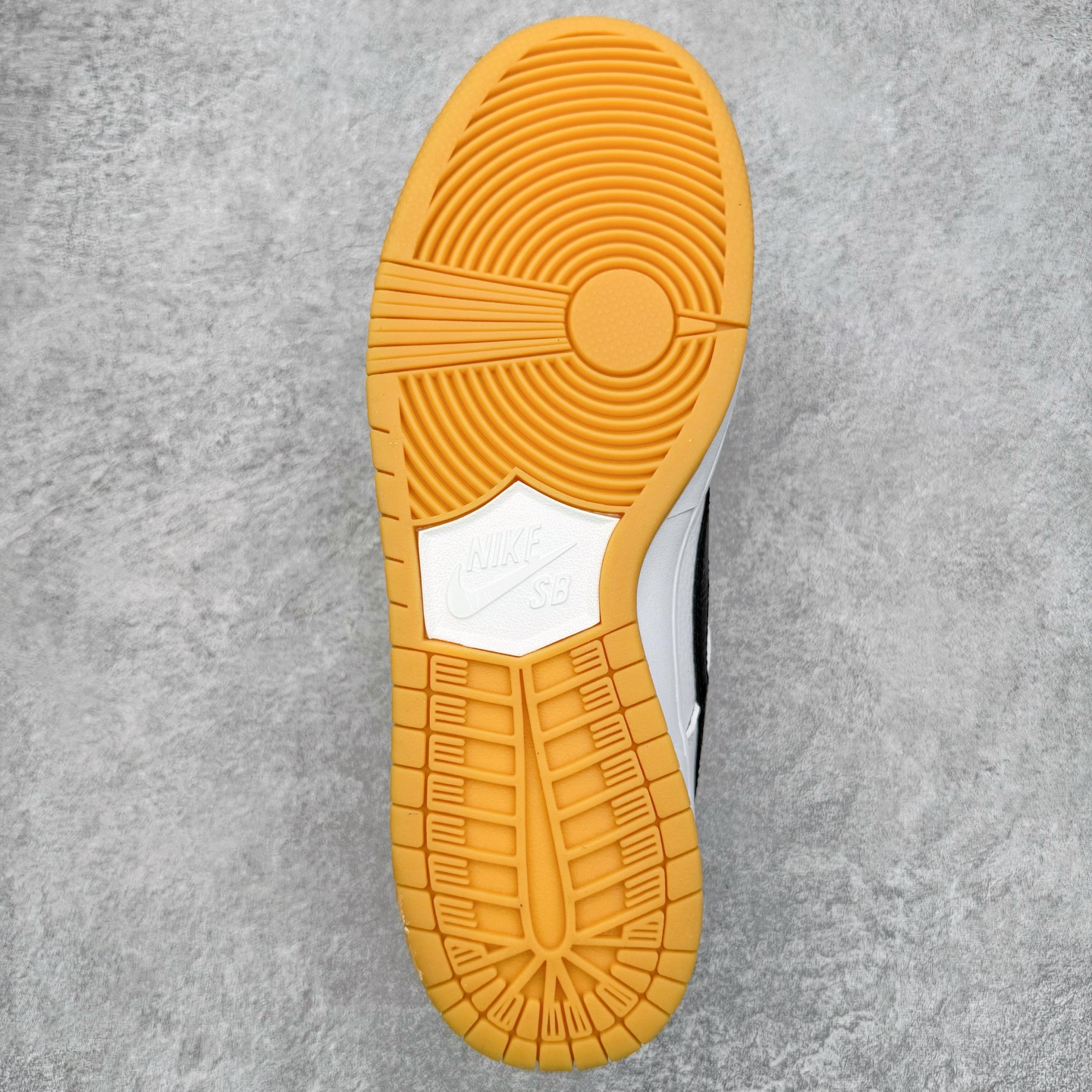 图片[9]-＃YC纯原 NK SB Dunk Low Pro 白黑生胶 CD2563-100 实力大厂出品 新配色陆续开发 利润个位数只为口碑 全套原纸板楦头开发 确保原汁原味 完美呈现DUNK版型 一比一鞋头弧度高度鞋身弧度 此版本只针对中端市场 皮料材质有所更替 其他数据细节工艺流程均保持一致 绝不口嗨 细节品控鞋型随意对比 独家私模官方第六代原厂航空铝磨具打磨大底 鞋头坡度极致还原 无解鞋型 原盒原配 圈内天花板工艺 原厂玻璃冲刀 超高清洁度 全鞋零毛边皮料切割 原厂中底布点胶 中底布拉帮走线遵循公司 尺码：36 36.5 37.5 38 38.5 39 40 40.5 41 42 42.5 43 44 44.5 45 46-选品中心