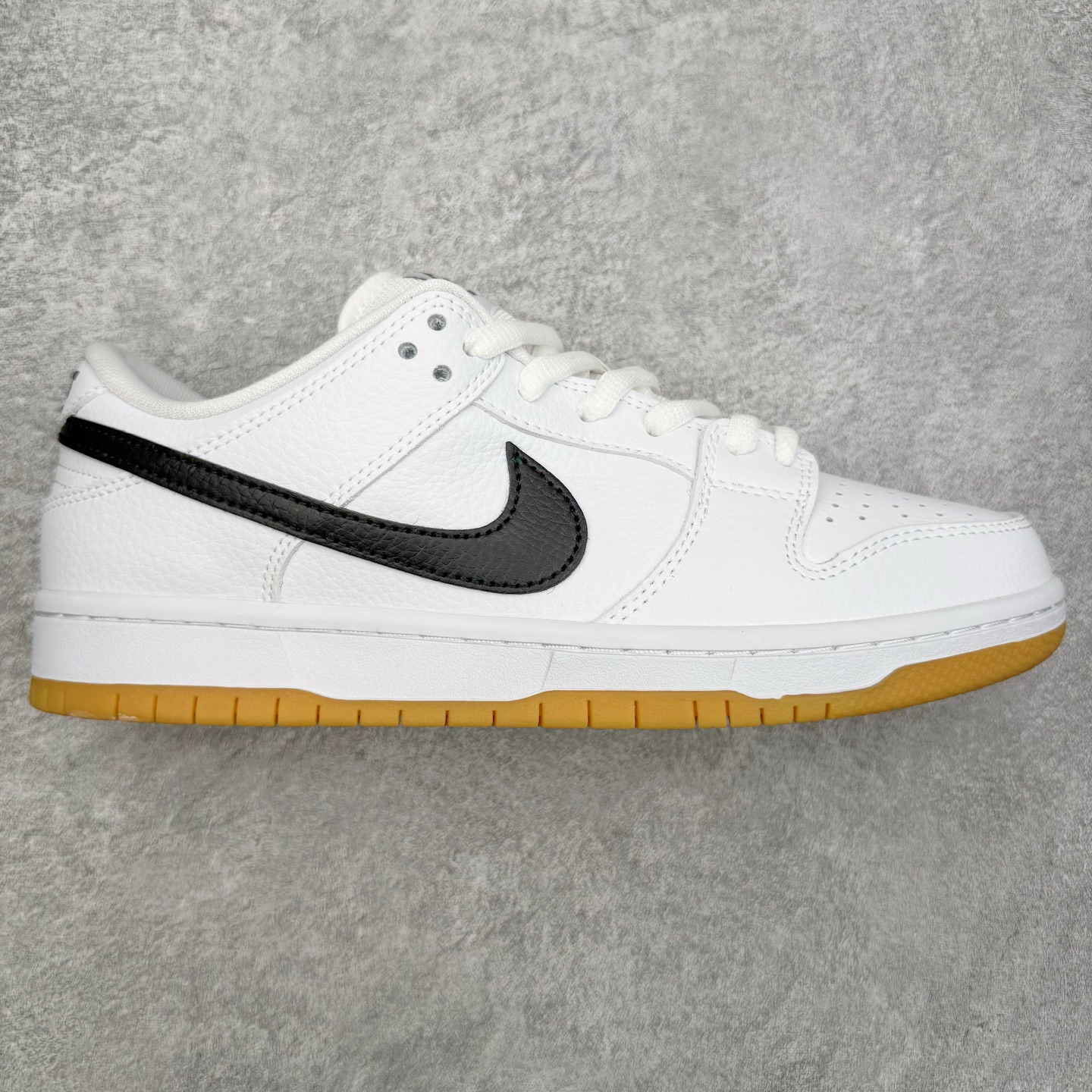 ＃YC纯原 NK SB Dunk Low Pro 白黑生胶 CD2563-100 实力大厂出品 新配色陆续开发 利润个位数只为口碑 全套原纸板楦头开发 确保原汁原味 完美呈现DUNK版型 一比一鞋头弧度高度鞋身弧度 此版本只针对中端市场 皮料材质有所更替 其他数据细节工艺流程均保持一致 绝不口嗨 细节品控鞋型随意对比 独家私模官方第六代原厂航空铝磨具打磨大底 鞋头坡度极致还原 无解鞋型 原盒原配 圈内天花板工艺 原厂玻璃冲刀 超高清洁度 全鞋零毛边皮料切割 原厂中底布点胶 中底布拉帮走线遵循公司 尺码：36 36.5 37.5 38 38.5 39 40 40.5 41 42 42.5 43 44 44.5 45 46-选品中心