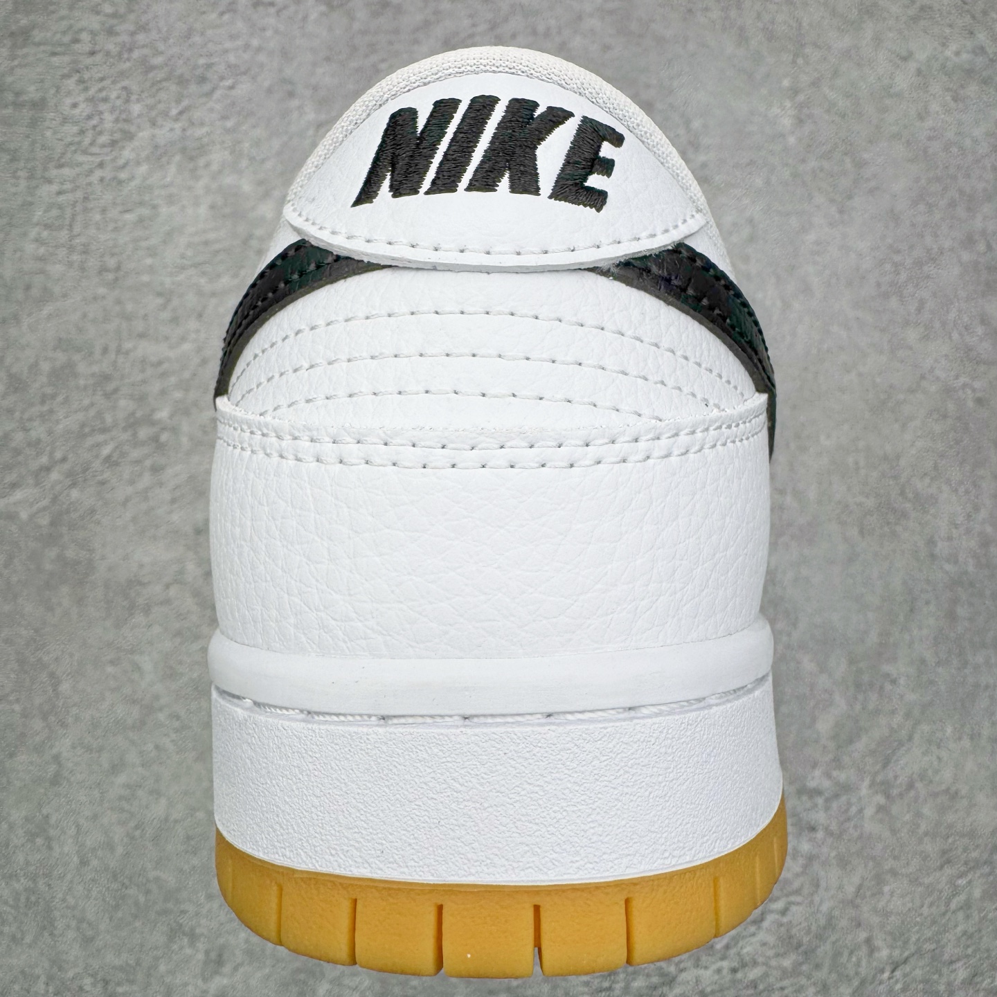 图片[8]-＃YC纯原 NK SB Dunk Low Pro 白黑生胶 CD2563-100 实力大厂出品 新配色陆续开发 利润个位数只为口碑 全套原纸板楦头开发 确保原汁原味 完美呈现DUNK版型 一比一鞋头弧度高度鞋身弧度 此版本只针对中端市场 皮料材质有所更替 其他数据细节工艺流程均保持一致 绝不口嗨 细节品控鞋型随意对比 独家私模官方第六代原厂航空铝磨具打磨大底 鞋头坡度极致还原 无解鞋型 原盒原配 圈内天花板工艺 原厂玻璃冲刀 超高清洁度 全鞋零毛边皮料切割 原厂中底布点胶 中底布拉帮走线遵循公司 尺码：36 36.5 37.5 38 38.5 39 40 40.5 41 42 42.5 43 44 44.5 45 46-选品中心