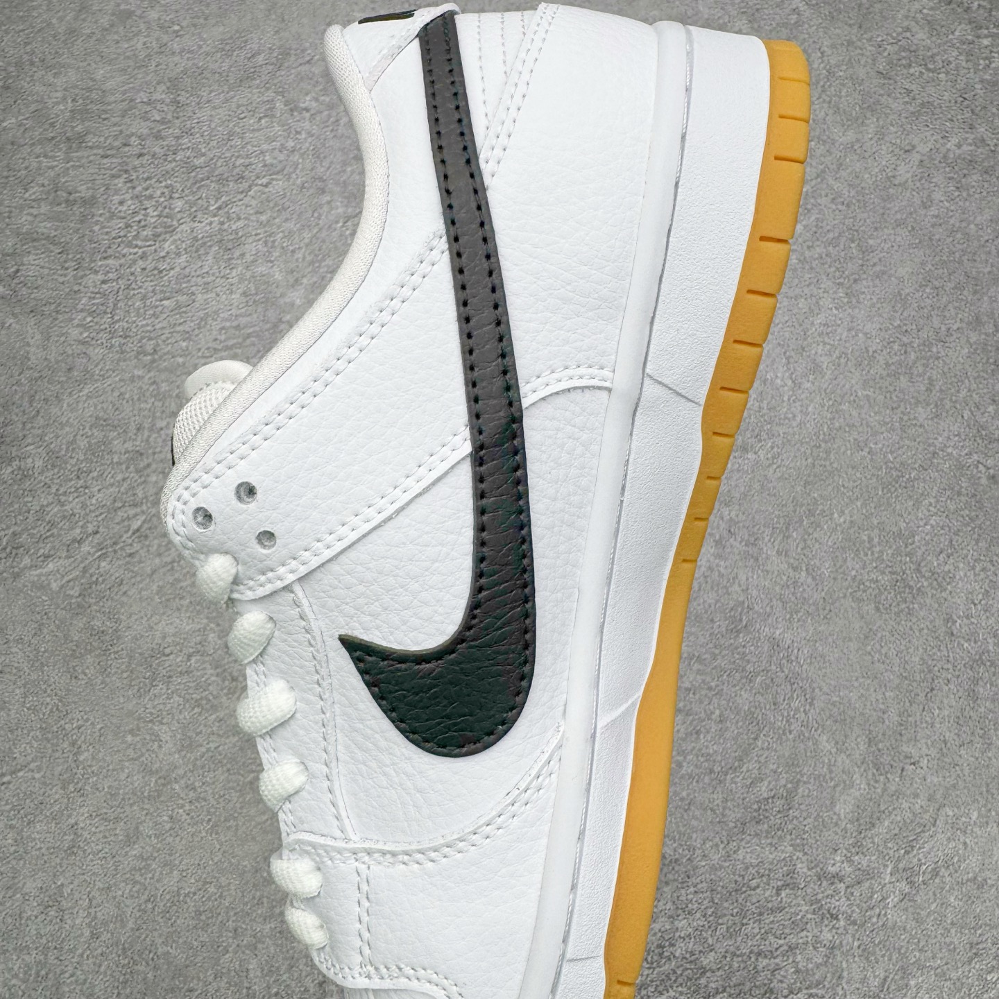 图片[7]-＃YC纯原 NK SB Dunk Low Pro 白黑生胶 CD2563-100 实力大厂出品 新配色陆续开发 利润个位数只为口碑 全套原纸板楦头开发 确保原汁原味 完美呈现DUNK版型 一比一鞋头弧度高度鞋身弧度 此版本只针对中端市场 皮料材质有所更替 其他数据细节工艺流程均保持一致 绝不口嗨 细节品控鞋型随意对比 独家私模官方第六代原厂航空铝磨具打磨大底 鞋头坡度极致还原 无解鞋型 原盒原配 圈内天花板工艺 原厂玻璃冲刀 超高清洁度 全鞋零毛边皮料切割 原厂中底布点胶 中底布拉帮走线遵循公司 尺码：36 36.5 37.5 38 38.5 39 40 40.5 41 42 42.5 43 44 44.5 45 46-选品中心