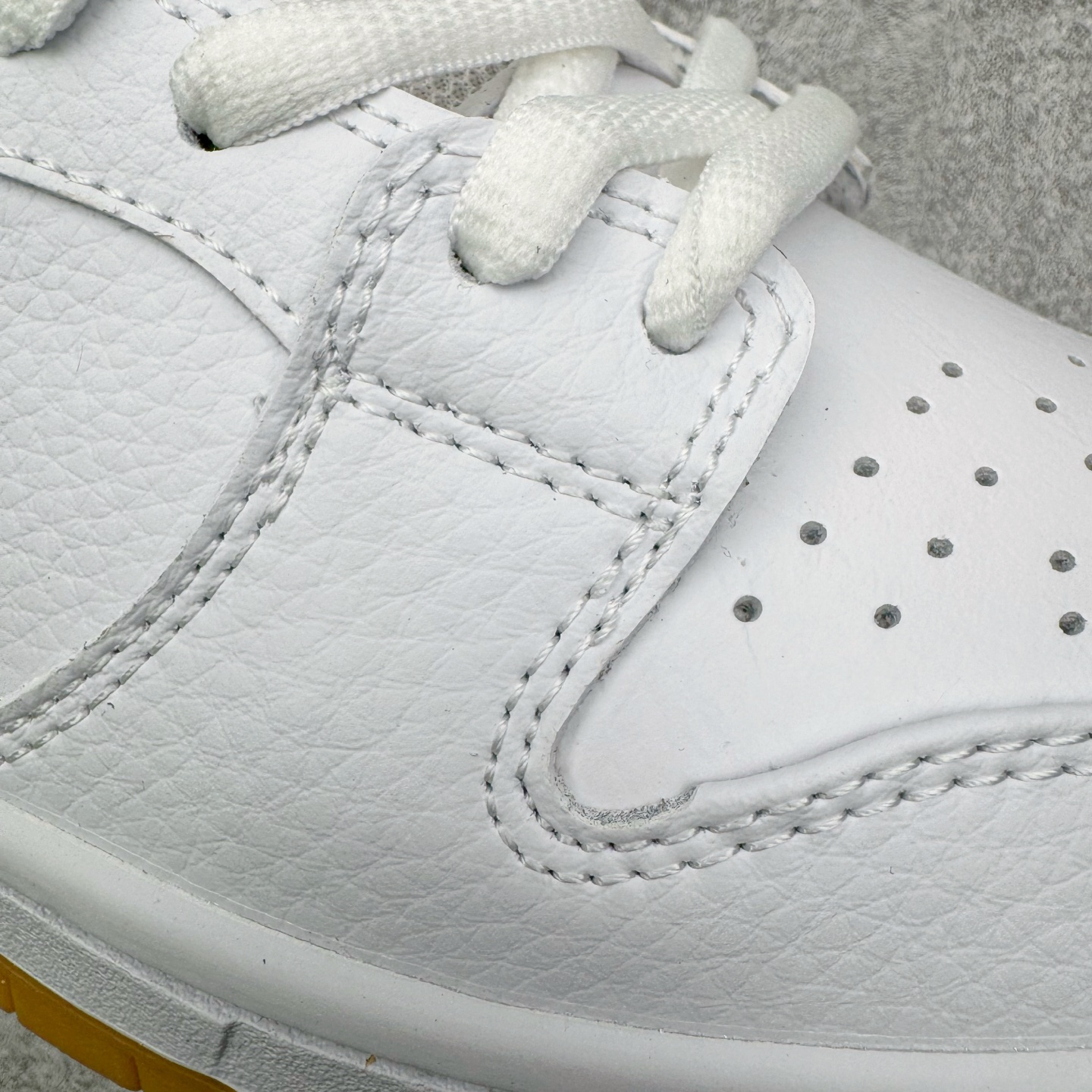 图片[17]-＃YC纯原 NK SB Dunk Low Pro 白黑生胶 CD2563-100 实力大厂出品 新配色陆续开发 利润个位数只为口碑 全套原纸板楦头开发 确保原汁原味 完美呈现DUNK版型 一比一鞋头弧度高度鞋身弧度 此版本只针对中端市场 皮料材质有所更替 其他数据细节工艺流程均保持一致 绝不口嗨 细节品控鞋型随意对比 独家私模官方第六代原厂航空铝磨具打磨大底 鞋头坡度极致还原 无解鞋型 原盒原配 圈内天花板工艺 原厂玻璃冲刀 超高清洁度 全鞋零毛边皮料切割 原厂中底布点胶 中底布拉帮走线遵循公司 尺码：36 36.5 37.5 38 38.5 39 40 40.5 41 42 42.5 43 44 44.5 45 46-选品中心