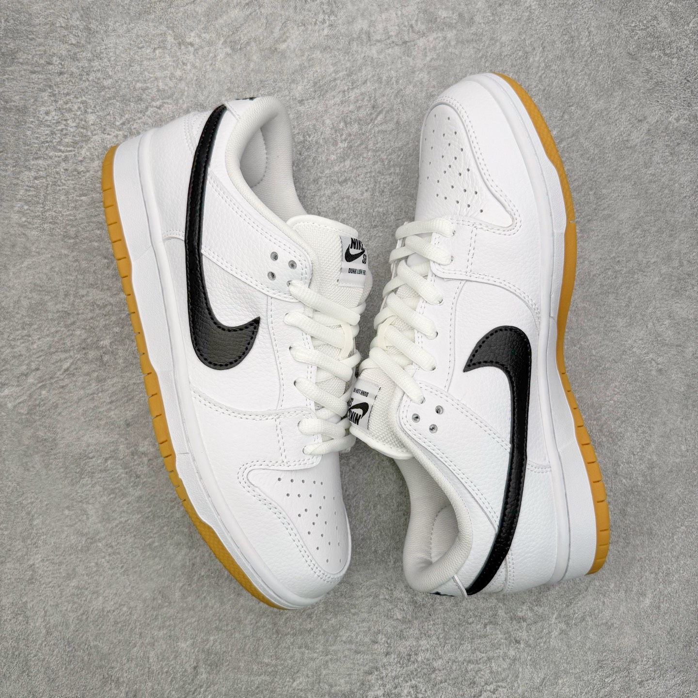 图片[3]-＃YC纯原 NK SB Dunk Low Pro 白黑生胶 CD2563-100 实力大厂出品 新配色陆续开发 利润个位数只为口碑 全套原纸板楦头开发 确保原汁原味 完美呈现DUNK版型 一比一鞋头弧度高度鞋身弧度 此版本只针对中端市场 皮料材质有所更替 其他数据细节工艺流程均保持一致 绝不口嗨 细节品控鞋型随意对比 独家私模官方第六代原厂航空铝磨具打磨大底 鞋头坡度极致还原 无解鞋型 原盒原配 圈内天花板工艺 原厂玻璃冲刀 超高清洁度 全鞋零毛边皮料切割 原厂中底布点胶 中底布拉帮走线遵循公司 尺码：36 36.5 37.5 38 38.5 39 40 40.5 41 42 42.5 43 44 44.5 45 46-选品中心