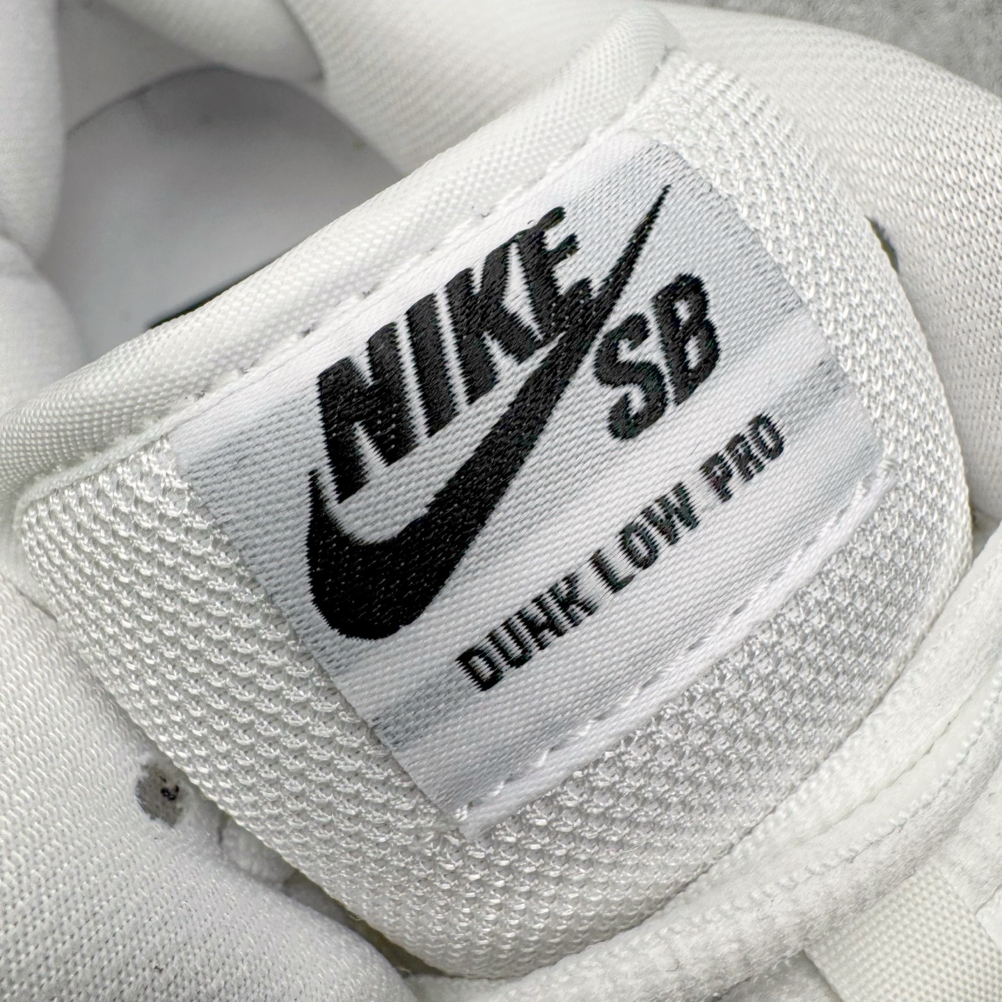 图片[12]-＃YC纯原 NK SB Dunk Low Pro 白黑生胶 CD2563-100 实力大厂出品 新配色陆续开发 利润个位数只为口碑 全套原纸板楦头开发 确保原汁原味 完美呈现DUNK版型 一比一鞋头弧度高度鞋身弧度 此版本只针对中端市场 皮料材质有所更替 其他数据细节工艺流程均保持一致 绝不口嗨 细节品控鞋型随意对比 独家私模官方第六代原厂航空铝磨具打磨大底 鞋头坡度极致还原 无解鞋型 原盒原配 圈内天花板工艺 原厂玻璃冲刀 超高清洁度 全鞋零毛边皮料切割 原厂中底布点胶 中底布拉帮走线遵循公司 尺码：36 36.5 37.5 38 38.5 39 40 40.5 41 42 42.5 43 44 44.5 45 46-选品中心