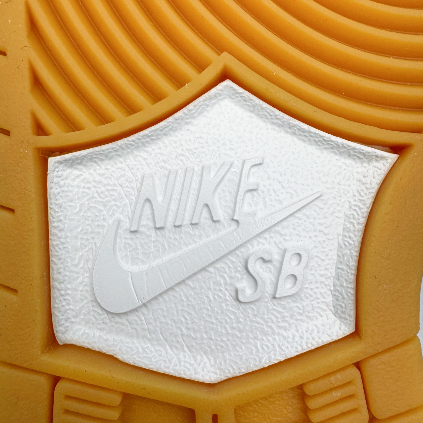 图片[18]-＃YC纯原 NK SB Dunk Low Pro 白黑生胶 CD2563-100 实力大厂出品 新配色陆续开发 利润个位数只为口碑 全套原纸板楦头开发 确保原汁原味 完美呈现DUNK版型 一比一鞋头弧度高度鞋身弧度 此版本只针对中端市场 皮料材质有所更替 其他数据细节工艺流程均保持一致 绝不口嗨 细节品控鞋型随意对比 独家私模官方第六代原厂航空铝磨具打磨大底 鞋头坡度极致还原 无解鞋型 原盒原配 圈内天花板工艺 原厂玻璃冲刀 超高清洁度 全鞋零毛边皮料切割 原厂中底布点胶 中底布拉帮走线遵循公司 尺码：36 36.5 37.5 38 38.5 39 40 40.5 41 42 42.5 43 44 44.5 45 46-选品中心