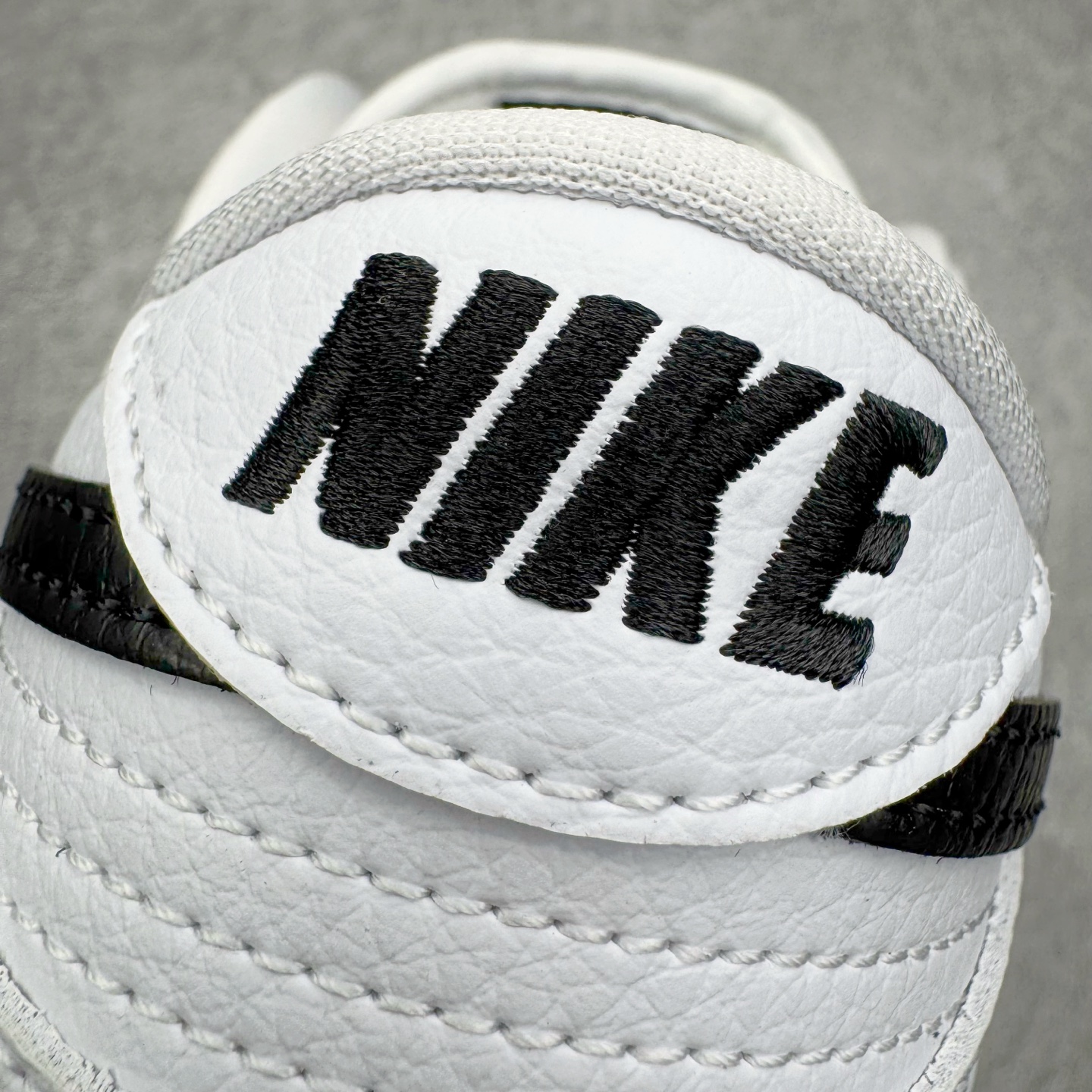 图片[14]-＃YC纯原 NK SB Dunk Low Pro 白黑生胶 CD2563-100 实力大厂出品 新配色陆续开发 利润个位数只为口碑 全套原纸板楦头开发 确保原汁原味 完美呈现DUNK版型 一比一鞋头弧度高度鞋身弧度 此版本只针对中端市场 皮料材质有所更替 其他数据细节工艺流程均保持一致 绝不口嗨 细节品控鞋型随意对比 独家私模官方第六代原厂航空铝磨具打磨大底 鞋头坡度极致还原 无解鞋型 原盒原配 圈内天花板工艺 原厂玻璃冲刀 超高清洁度 全鞋零毛边皮料切割 原厂中底布点胶 中底布拉帮走线遵循公司 尺码：36 36.5 37.5 38 38.5 39 40 40.5 41 42 42.5 43 44 44.5 45 46-选品中心